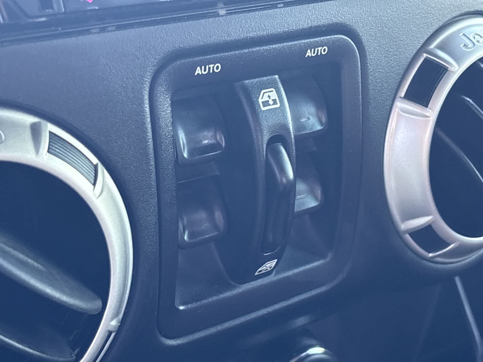 Thumbnail: 2018 Jeep Wrangler - 34