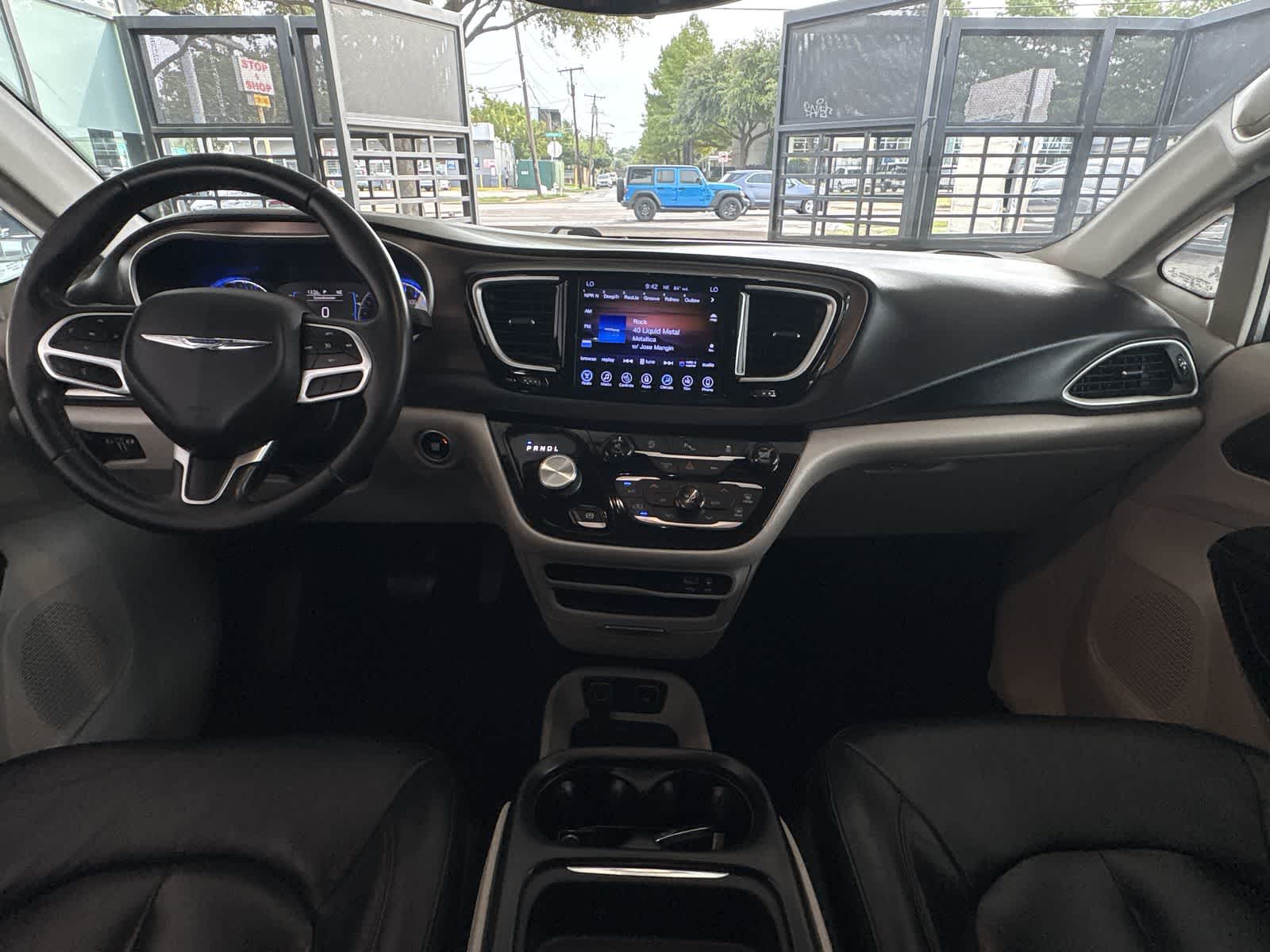 Thumbnail: 2017 Chrysler Pacifica - 9