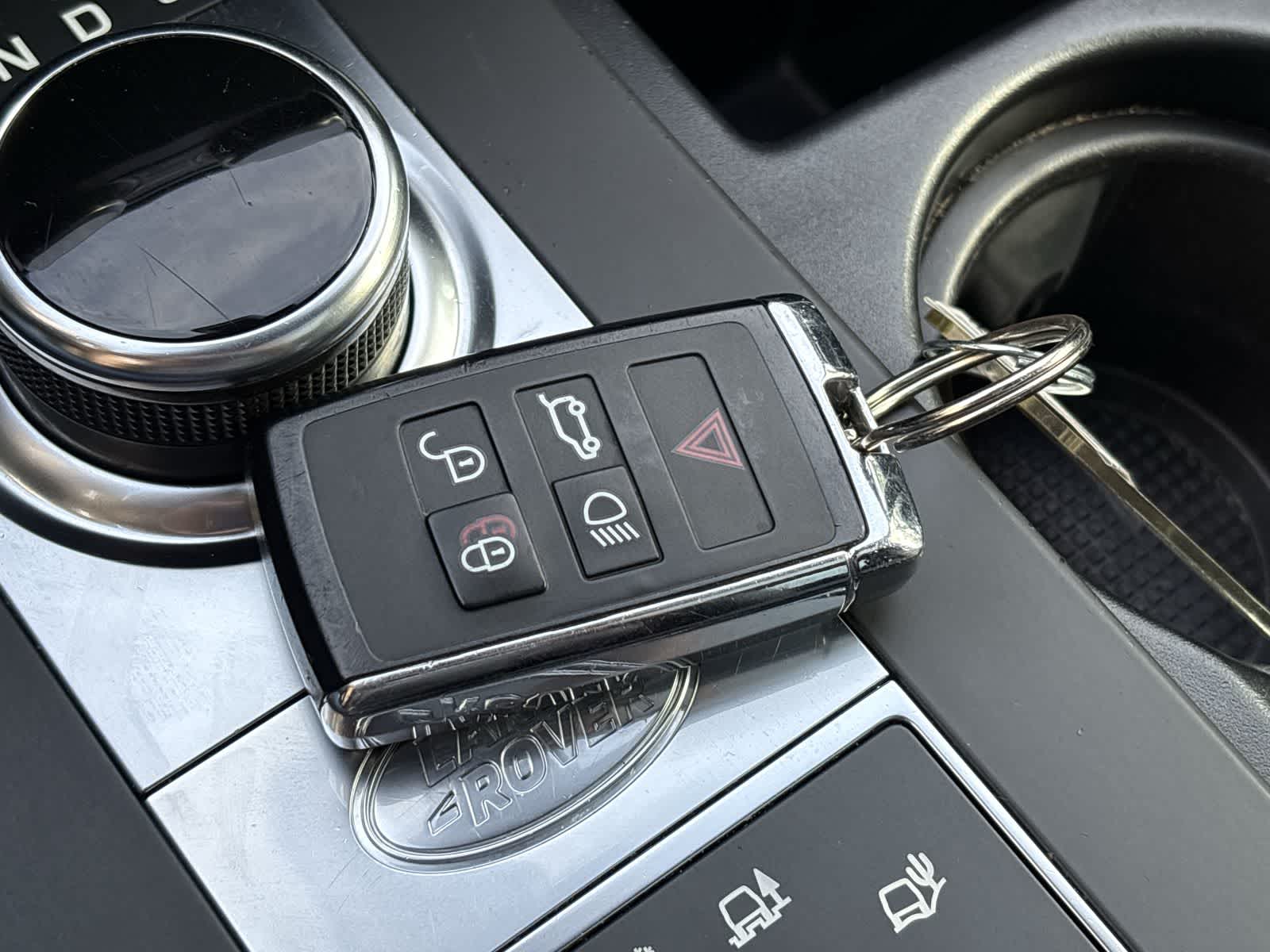 Thumbnail: 2019 Land Rover Discovery - 19