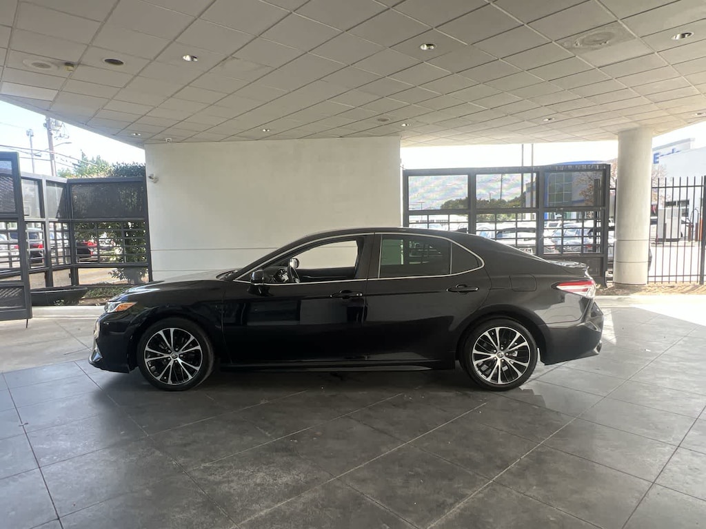 Used 2020 Toyota Camry SE Sedan