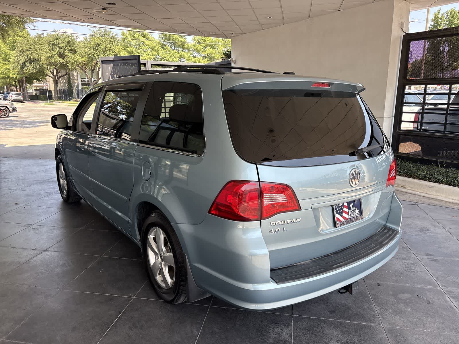 Thumbnail: 2009 Volkswagen Routan - 4