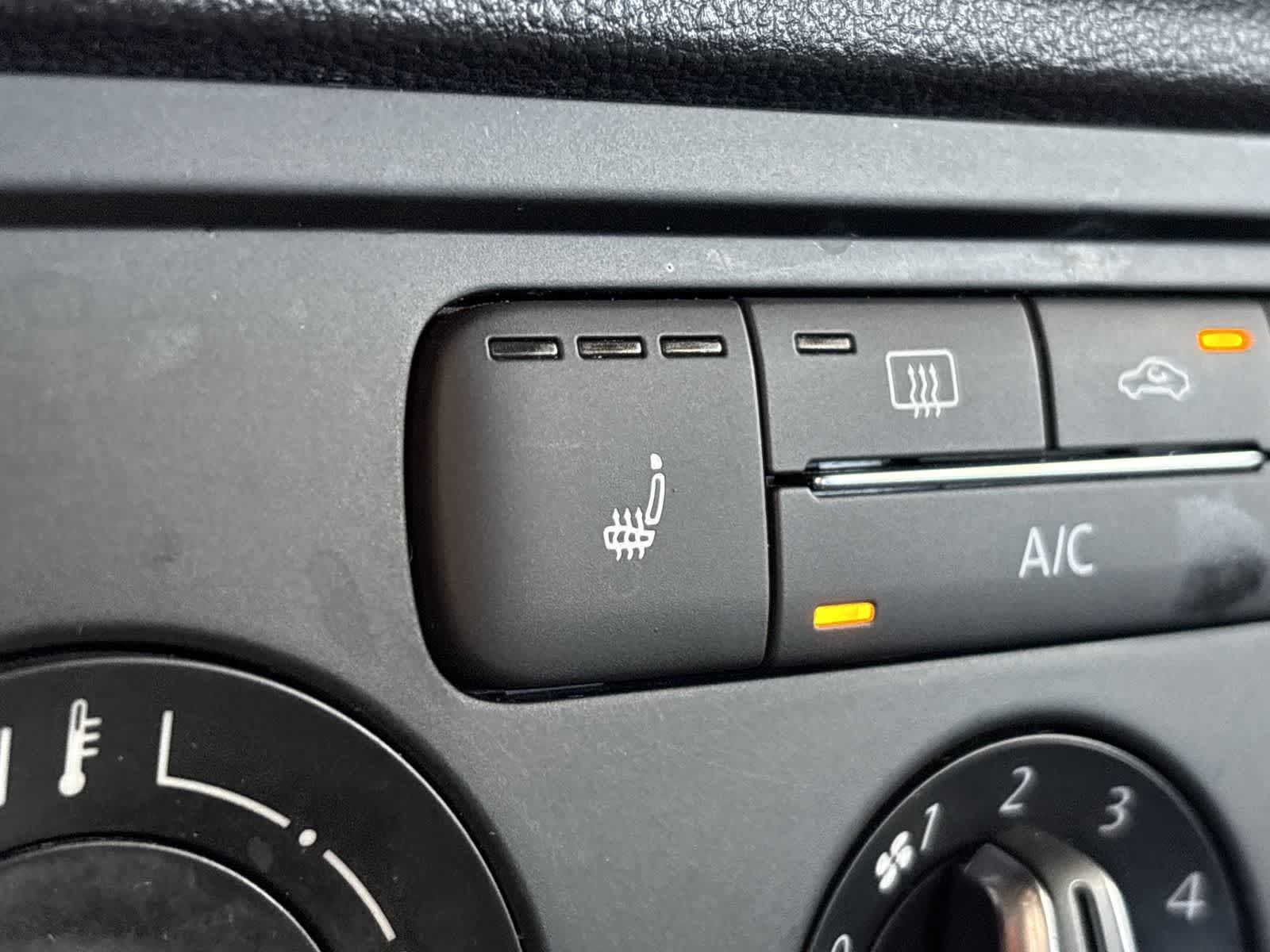 Thumbnail: 2015 Volkswagen Beetle - 28