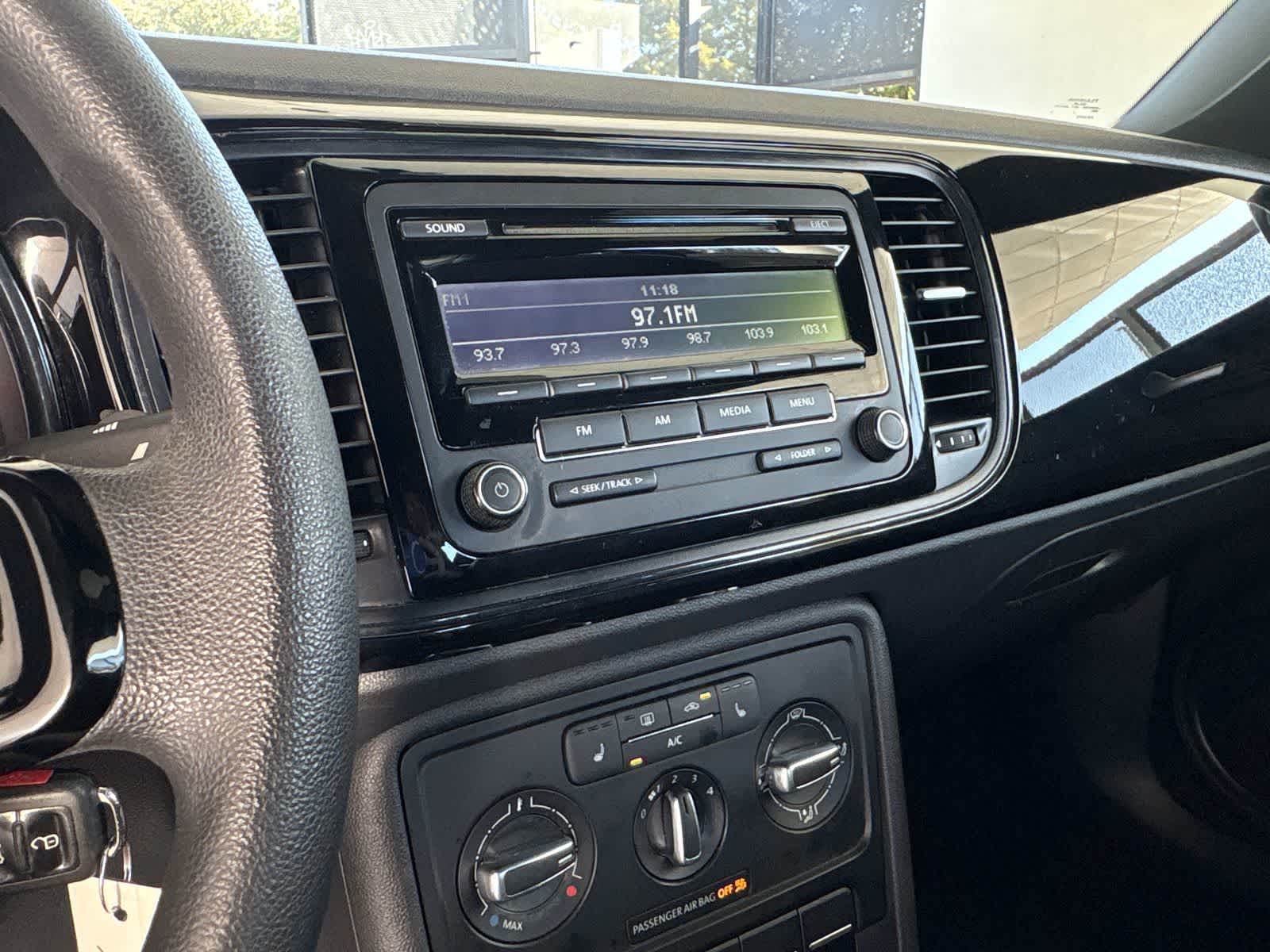 Thumbnail: 2015 Volkswagen Beetle - 15