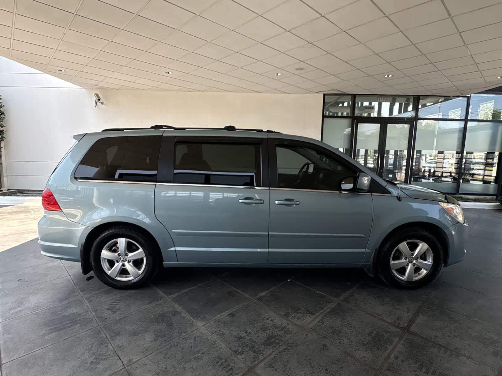 Thumbnail: 2009 Volkswagen Routan - 25