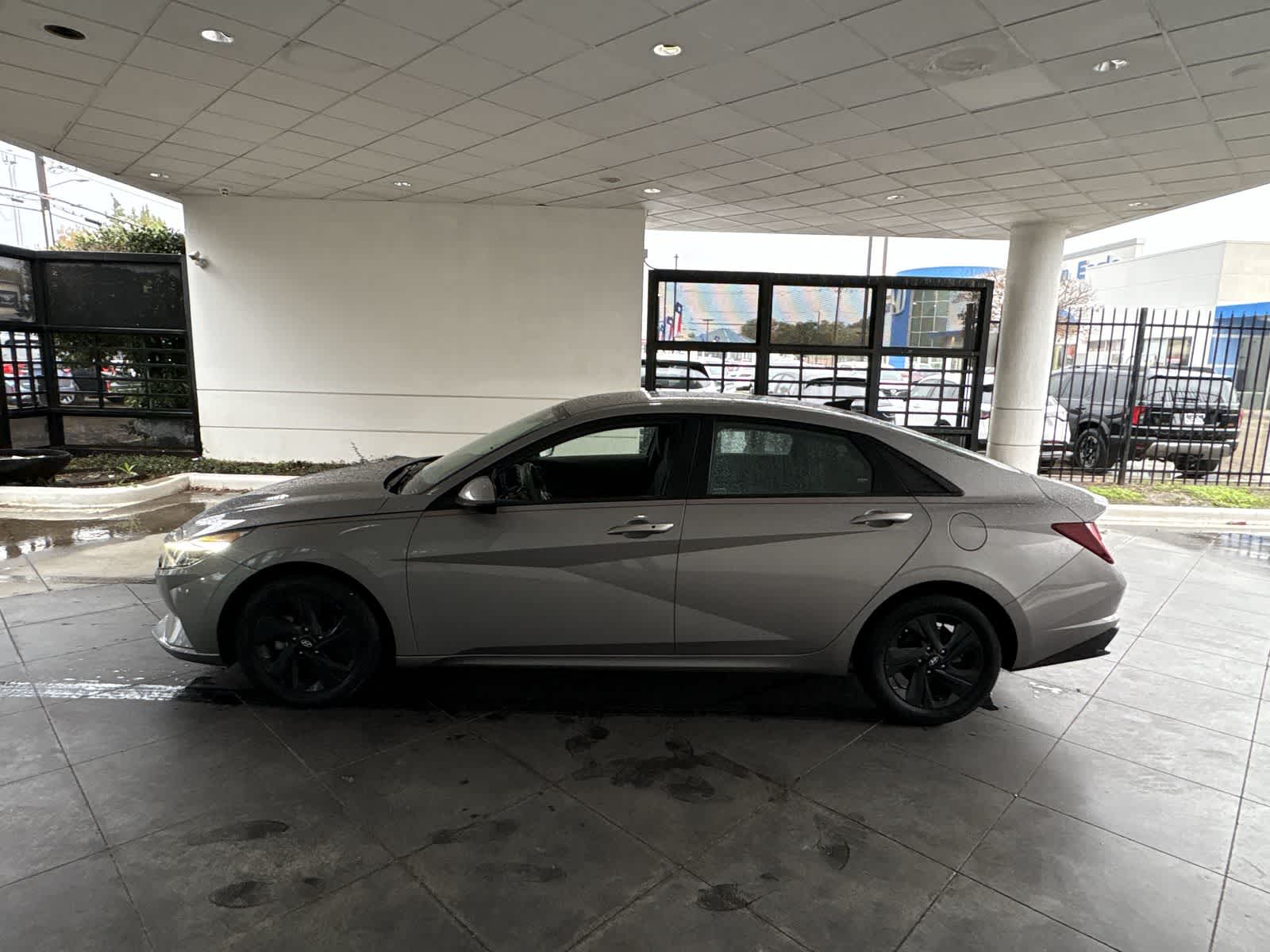 2023 Hyundai Elantra SEL photo 3