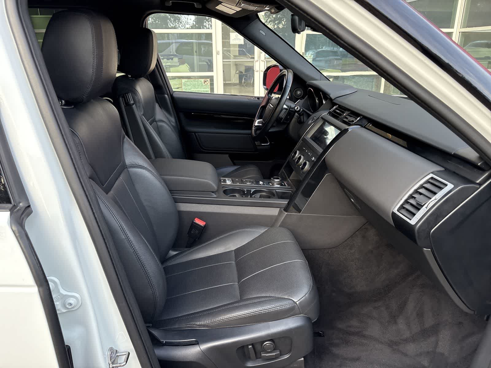 Thumbnail: 2019 Land Rover Discovery - 13