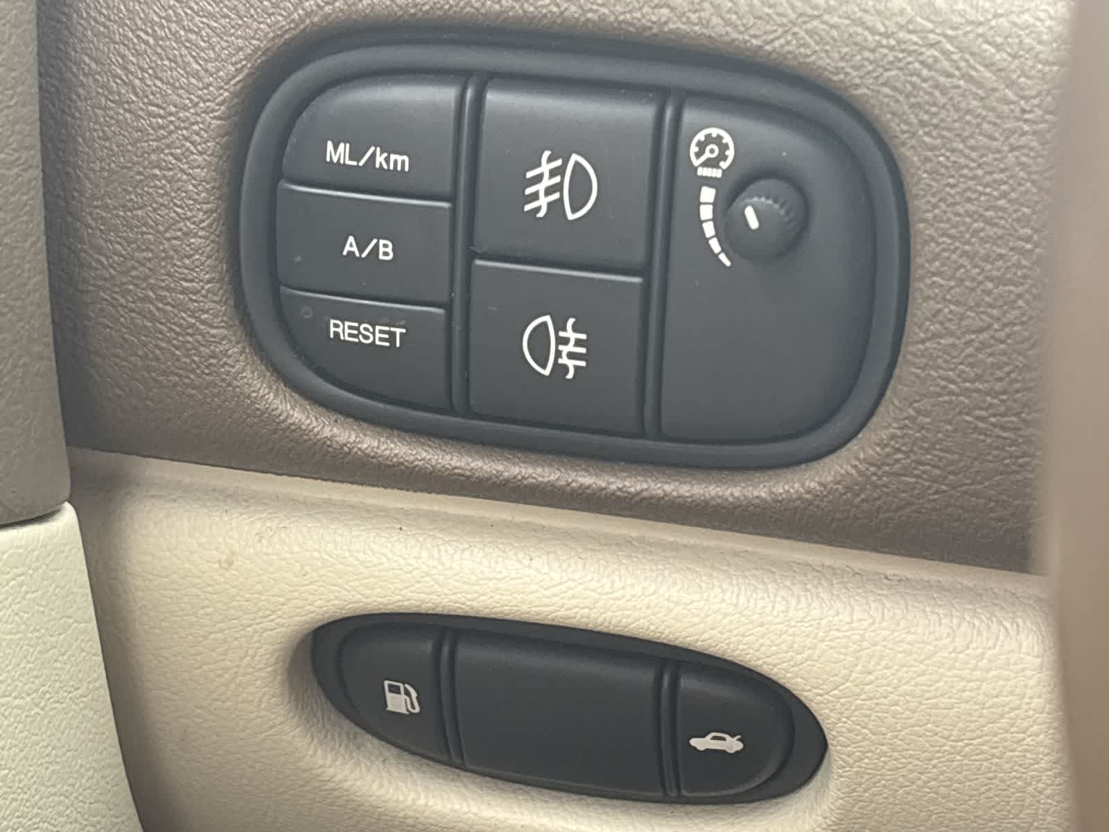 Thumbnail: 2005 Jaguar S-Type - 32