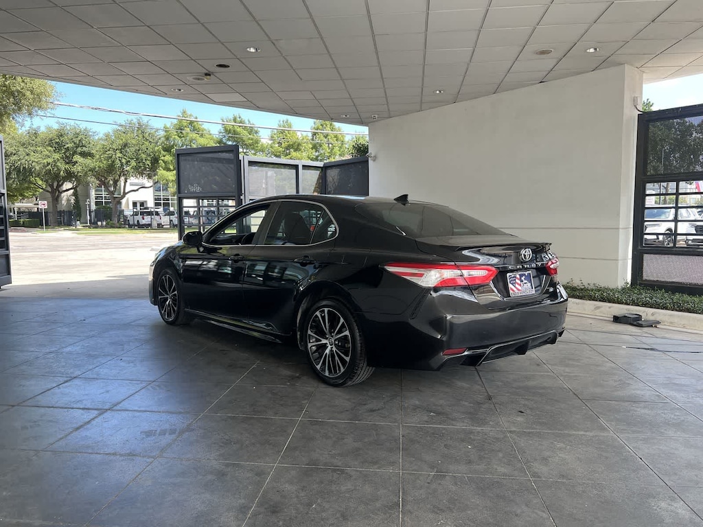 Used 2020 Toyota Camry SE Sedan