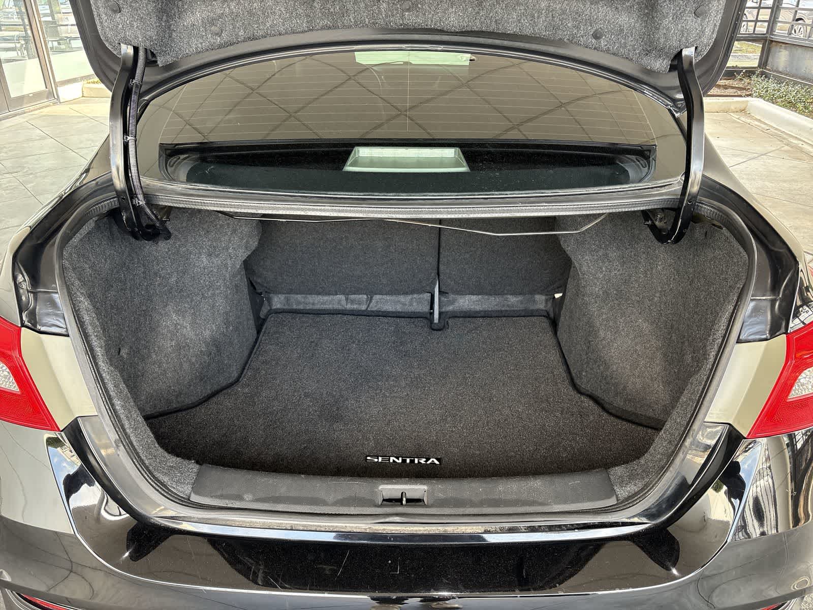 Thumbnail: 2016 Nissan Sentra - 18