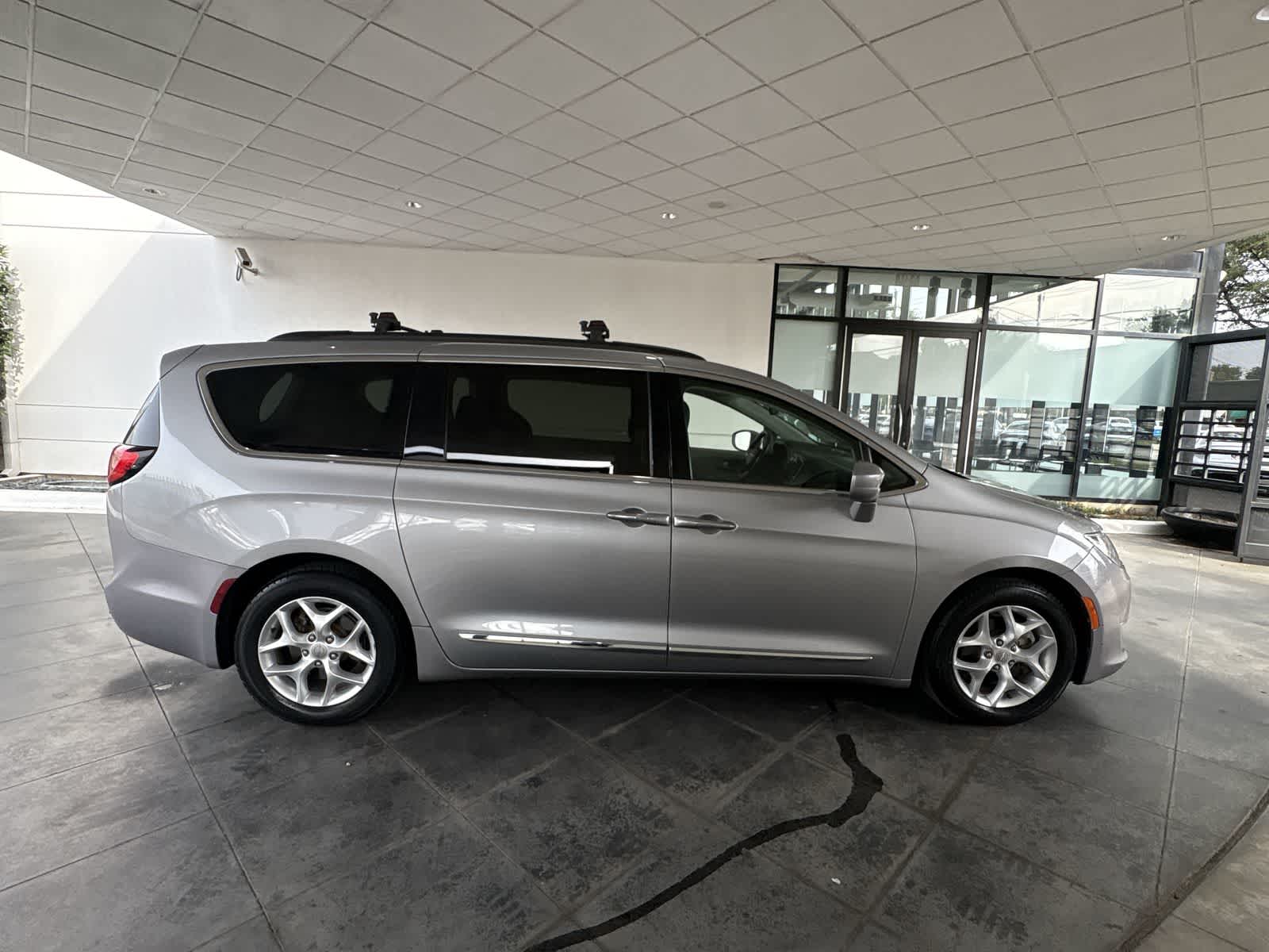 Thumbnail: 2017 Chrysler Pacifica - 24