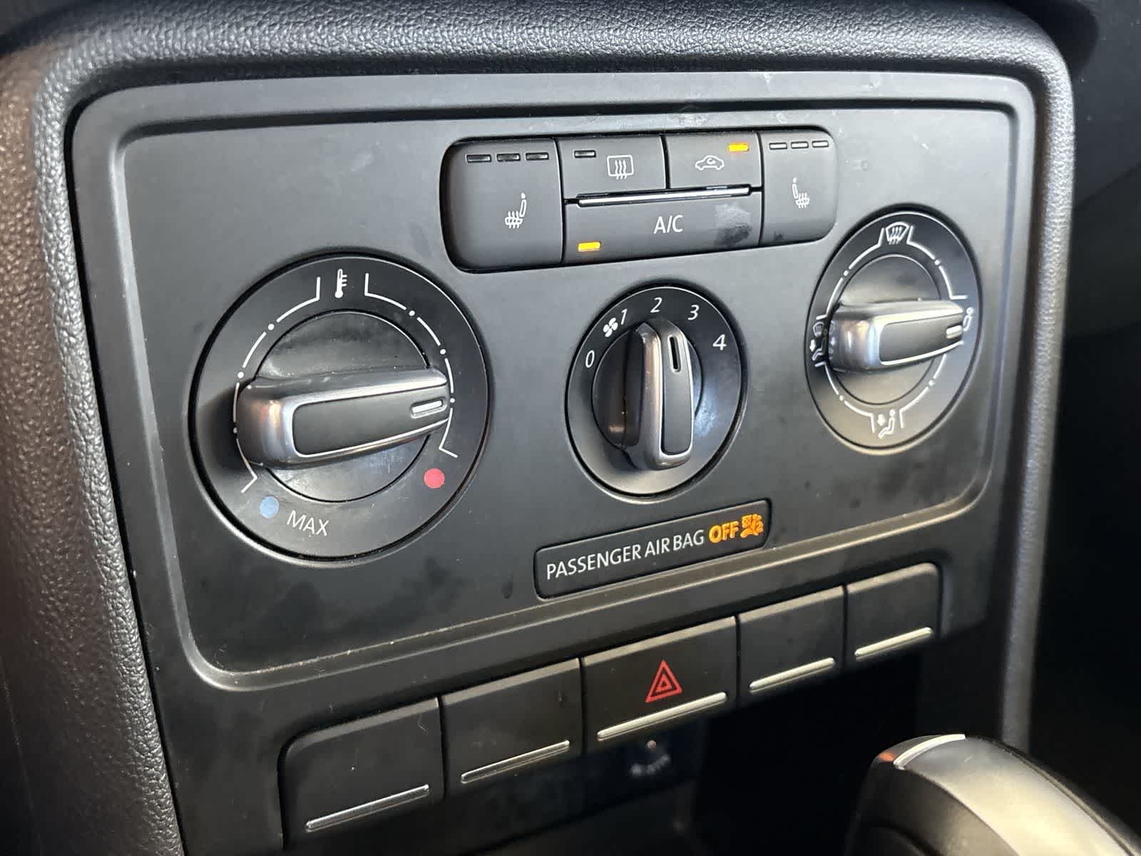 Thumbnail: 2015 Volkswagen Beetle - 32