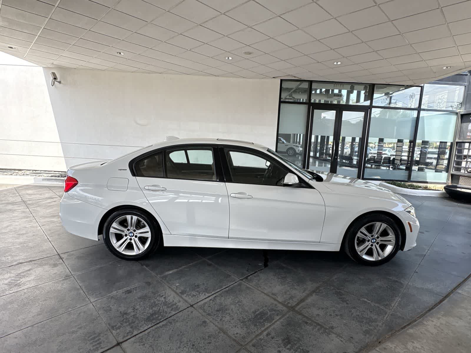 Thumbnail: 2016 BMW 3 Series - 24