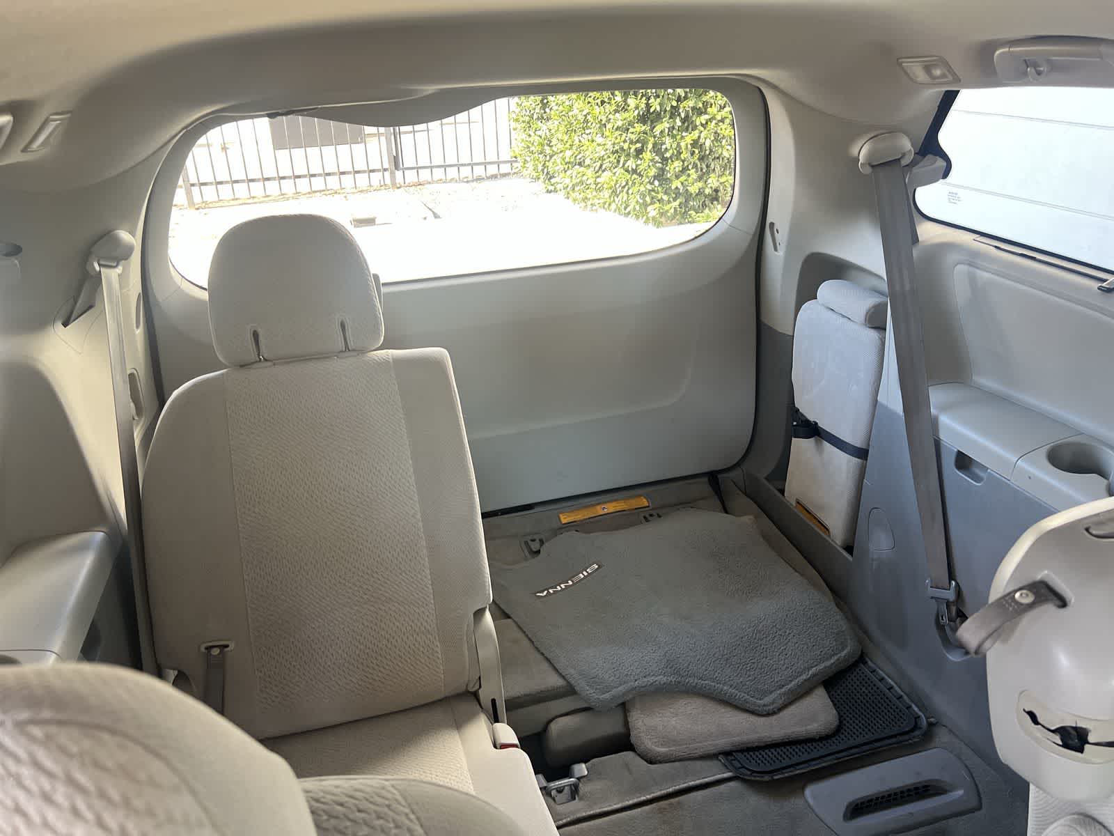 Thumbnail: 2011 Toyota Sienna - 33