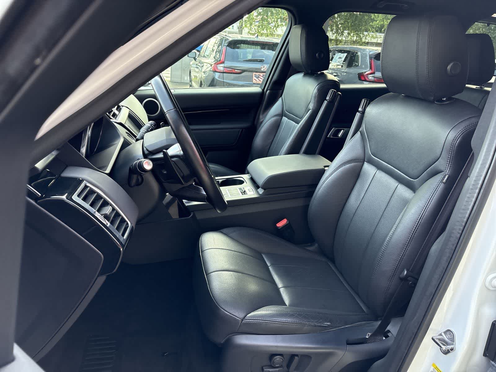 Thumbnail: 2019 Land Rover Discovery - 10