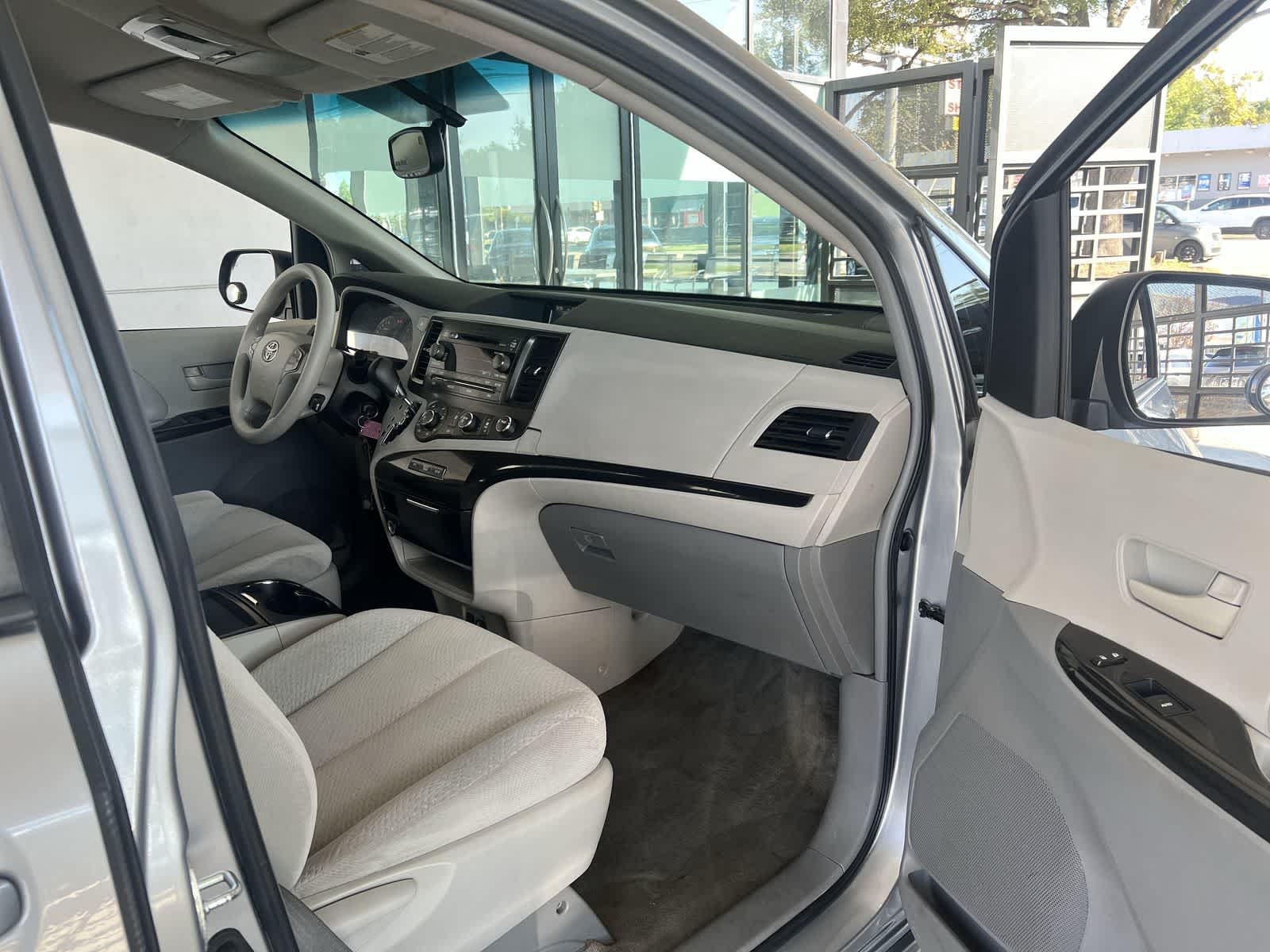 Thumbnail: 2011 Toyota Sienna - 32