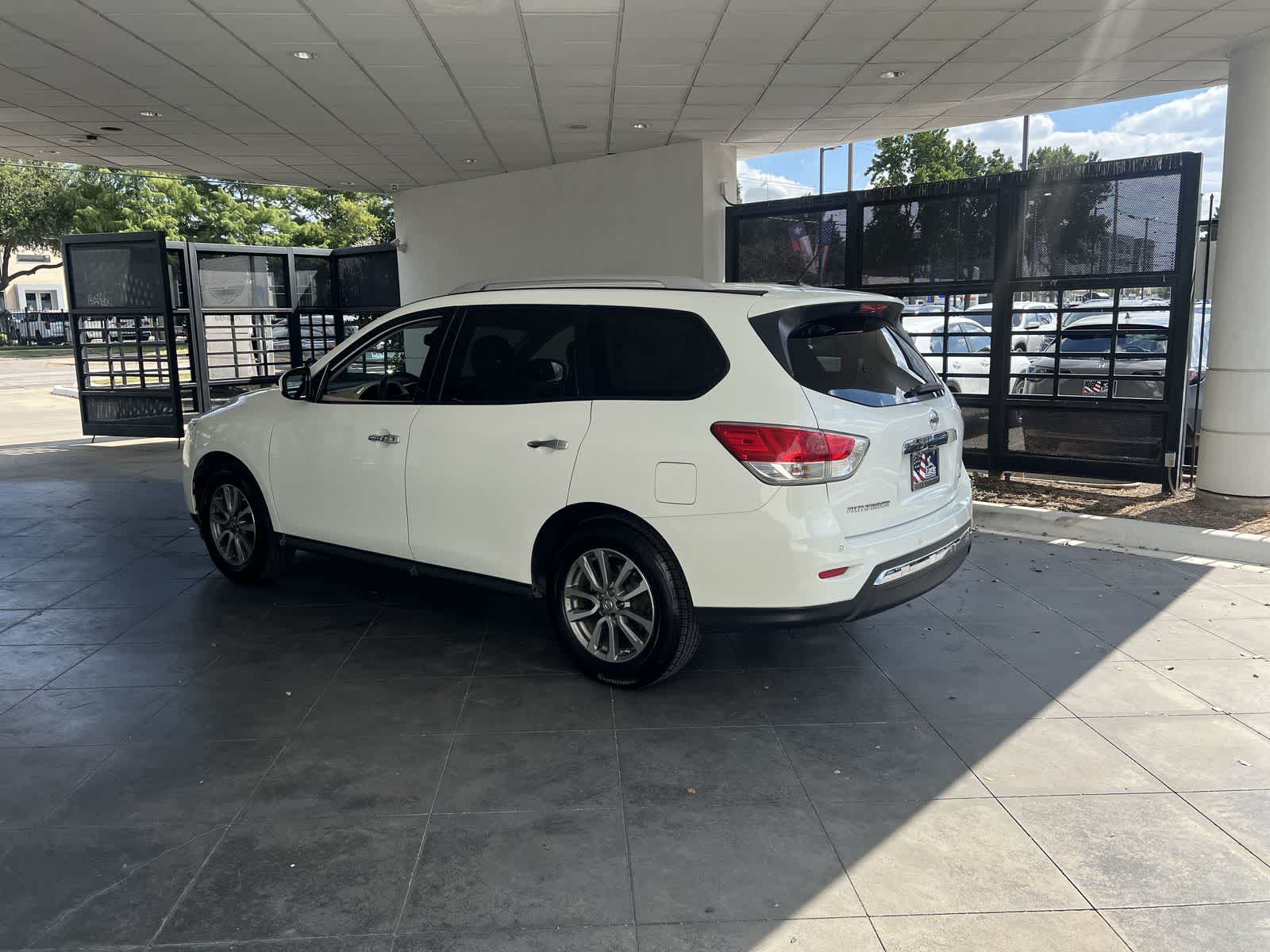 2016 Nissan Pathfinder SV photo 4