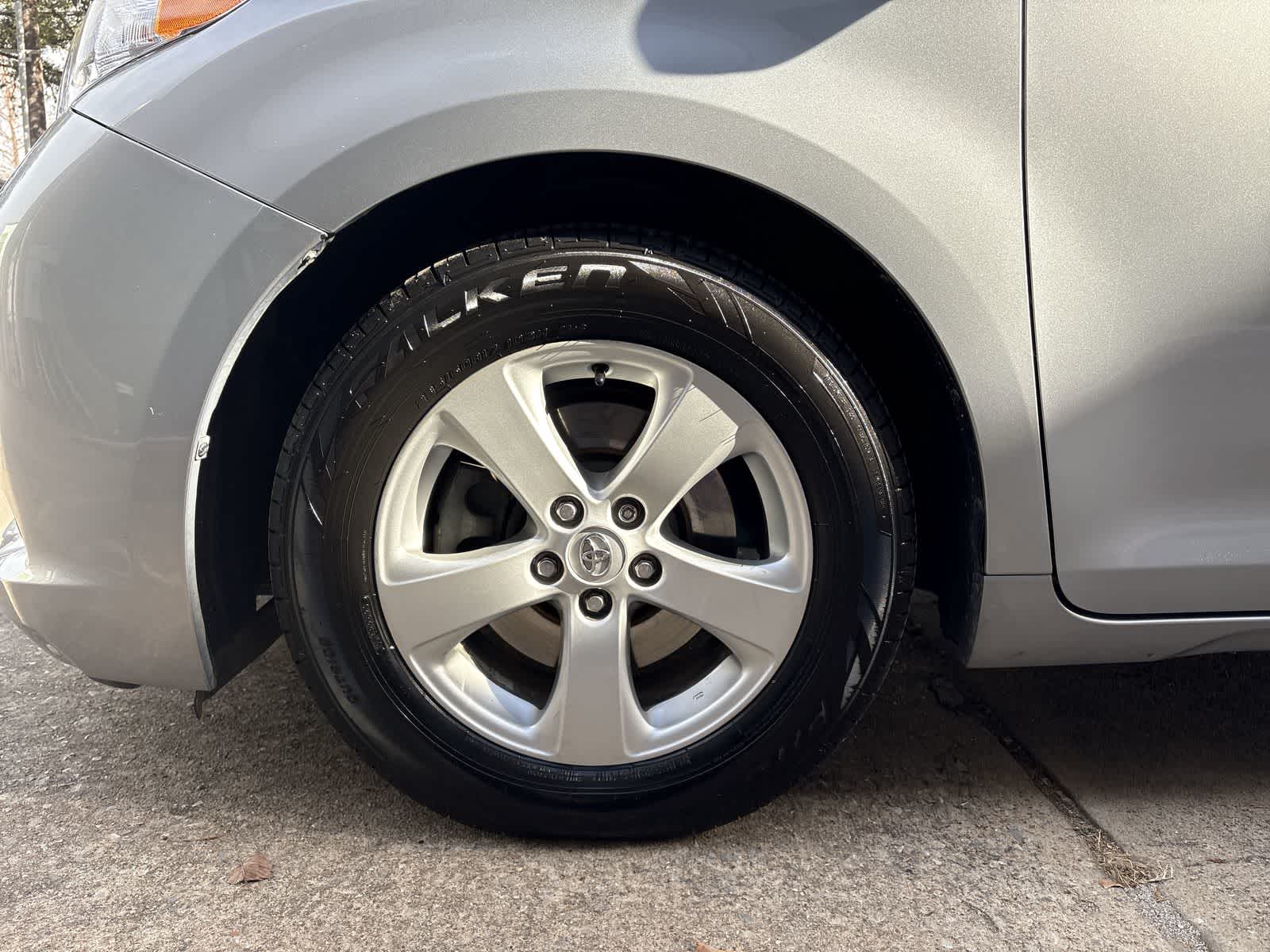 Thumbnail: 2015 Toyota Sienna - 8