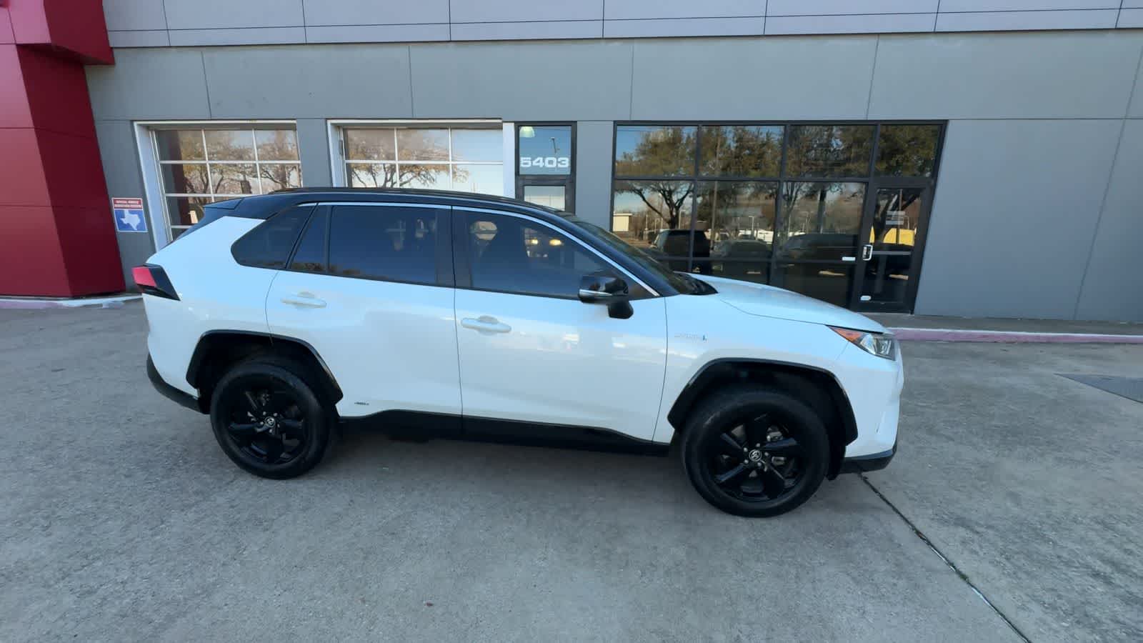 Thumbnail: 2020 Toyota RAV4 - 9