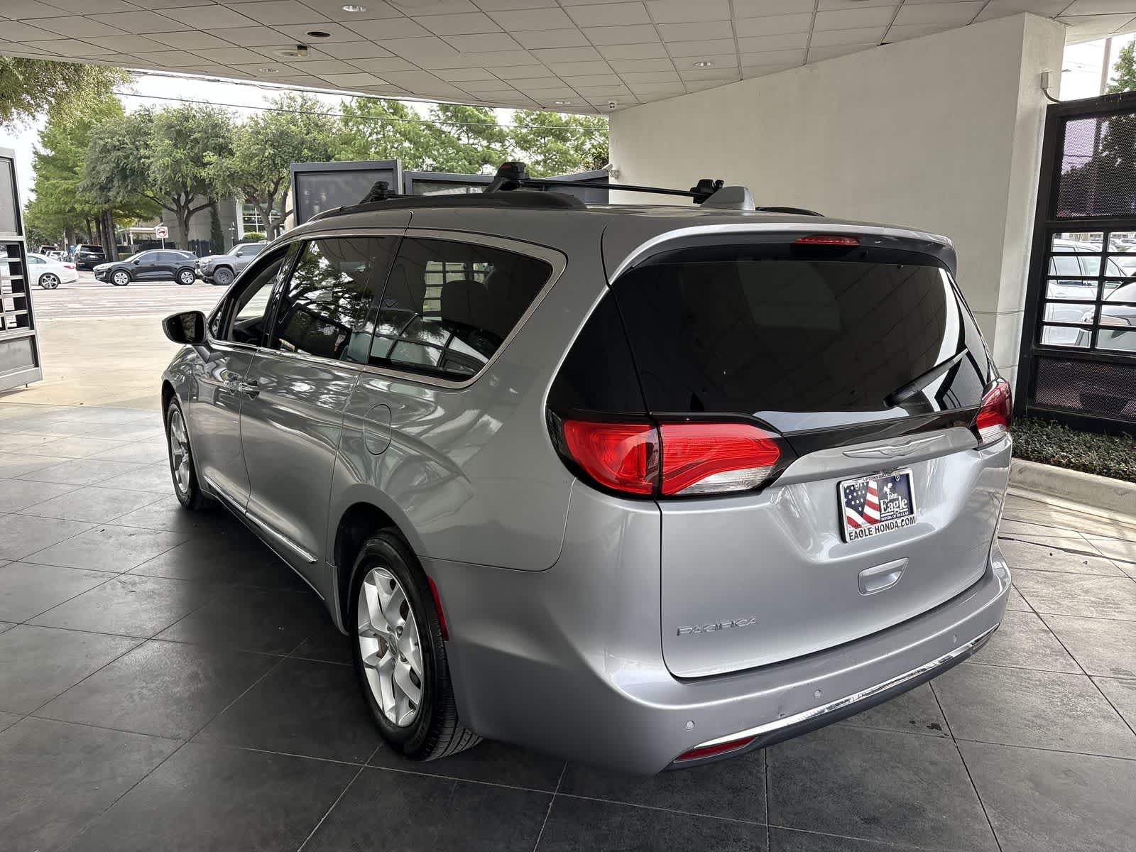 2017 Chrysler Pacifica Touring L photo 4