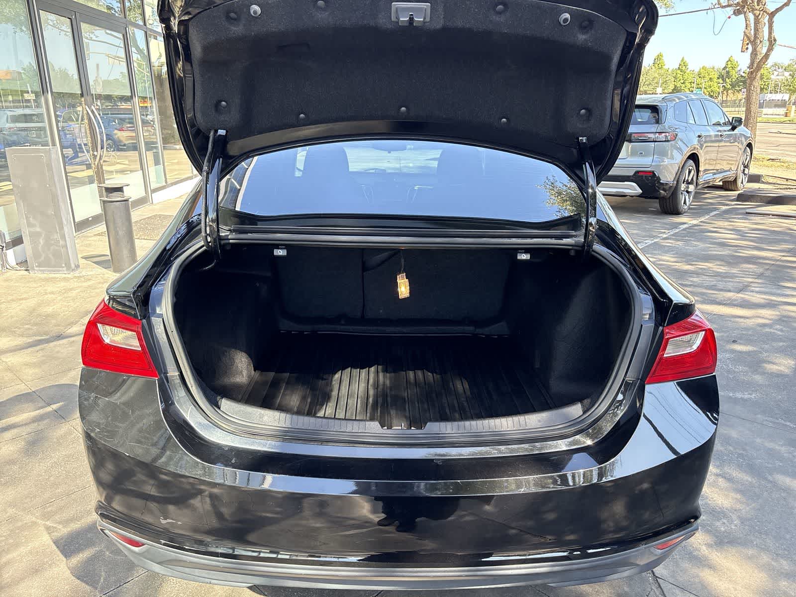 Thumbnail: 2018 Chevrolet Malibu - 17