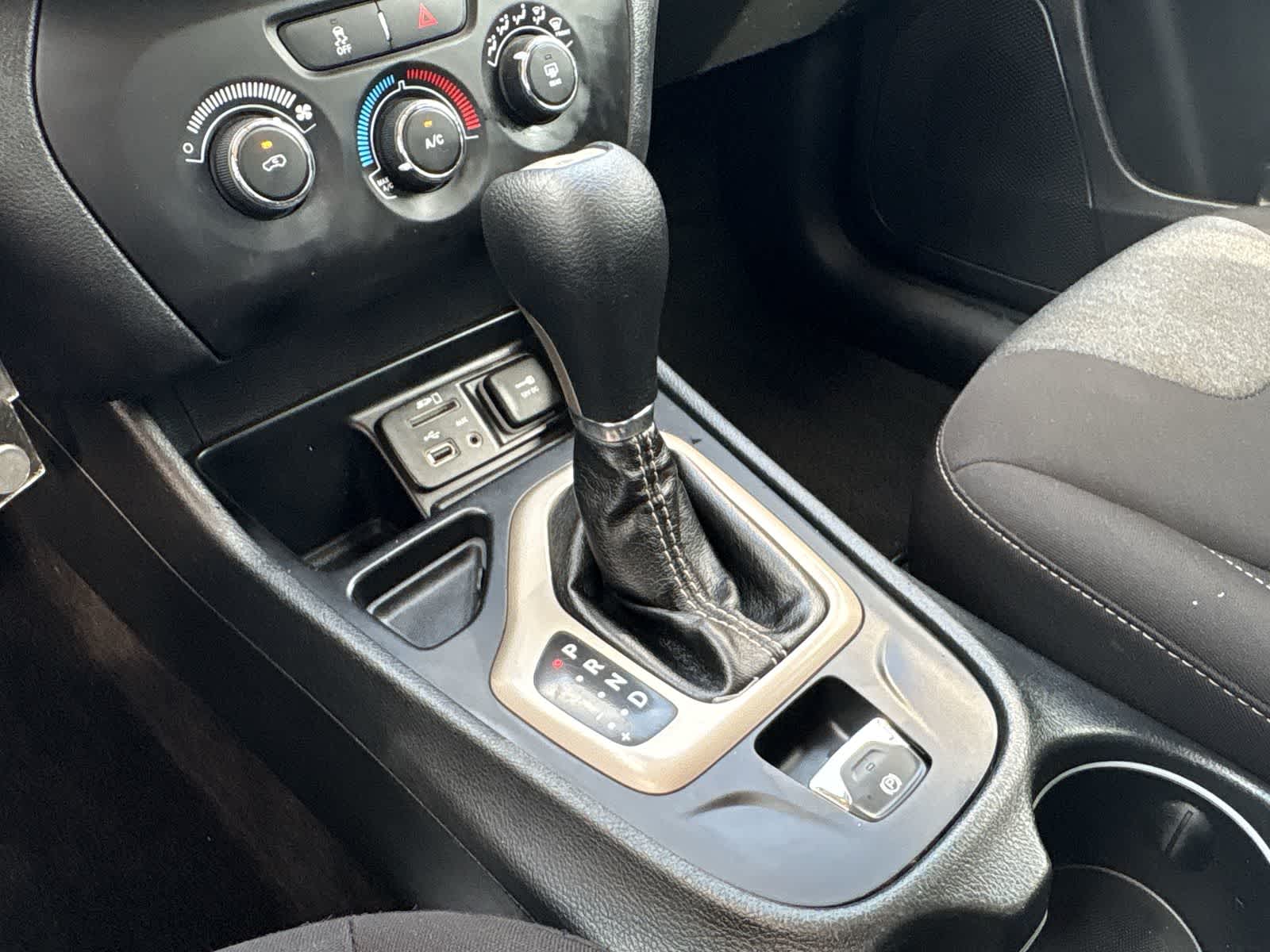 Thumbnail: 2016 Jeep Cherokee - 16