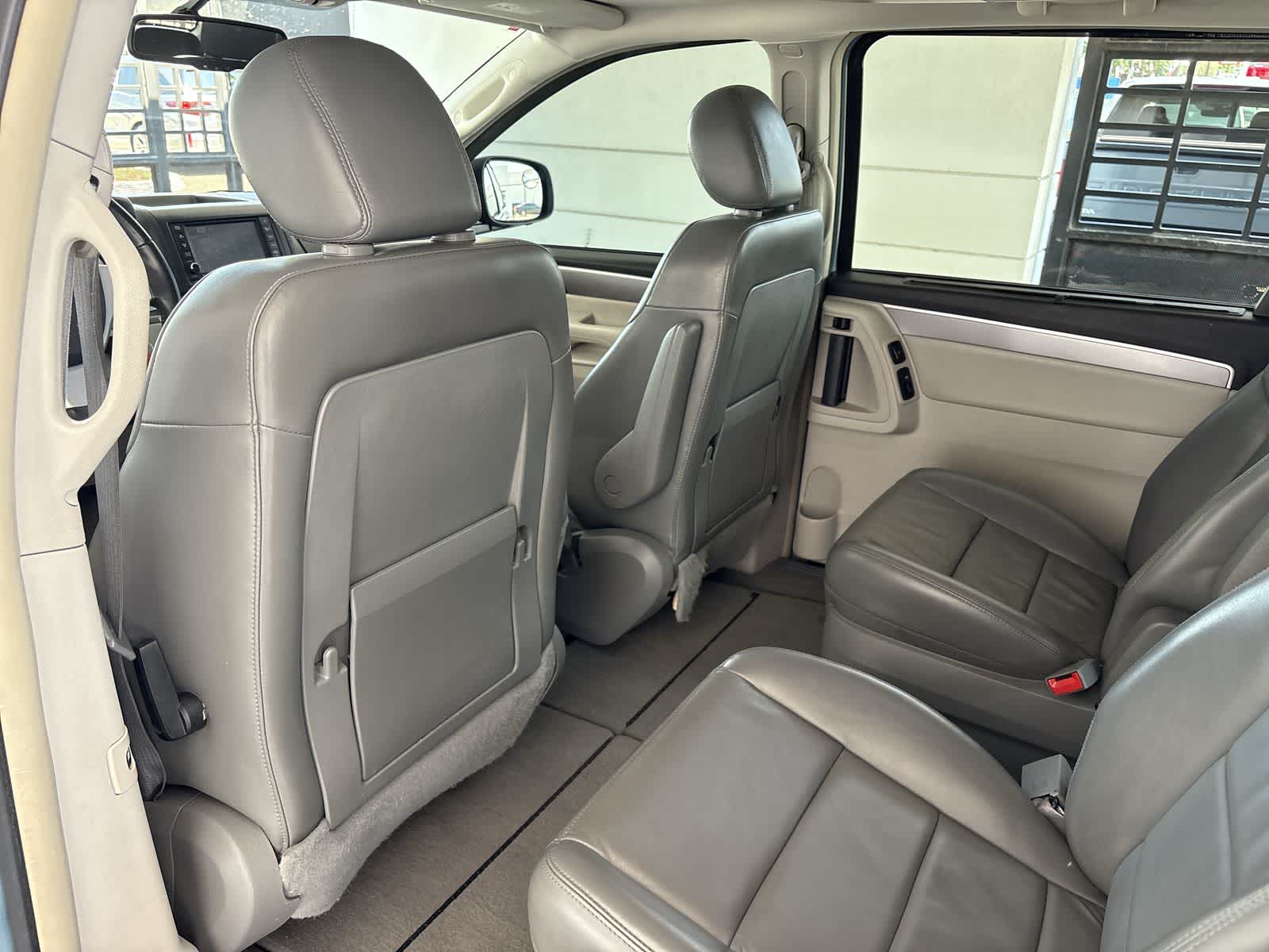 Thumbnail: 2009 Volkswagen Routan - 11