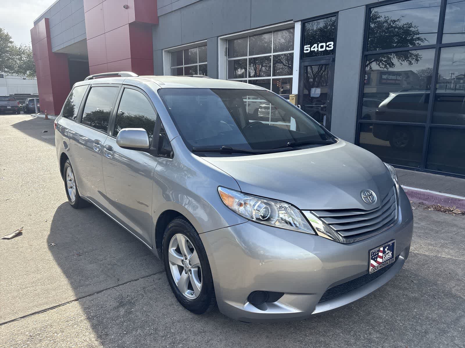 Thumbnail: 2015 Toyota Sienna - 24