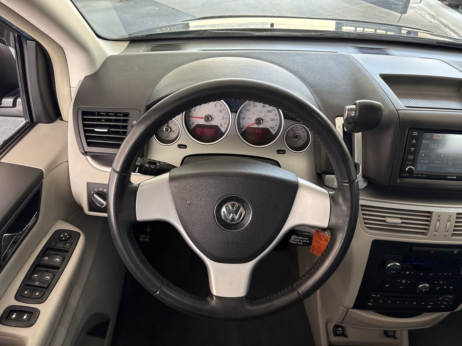 Thumbnail: 2009 Volkswagen Routan - 14