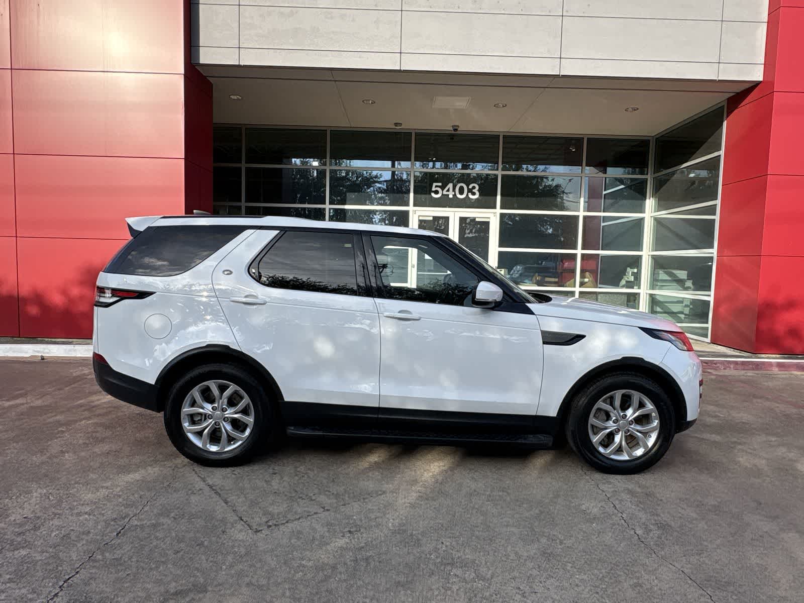 Thumbnail: 2019 Land Rover Discovery - 24