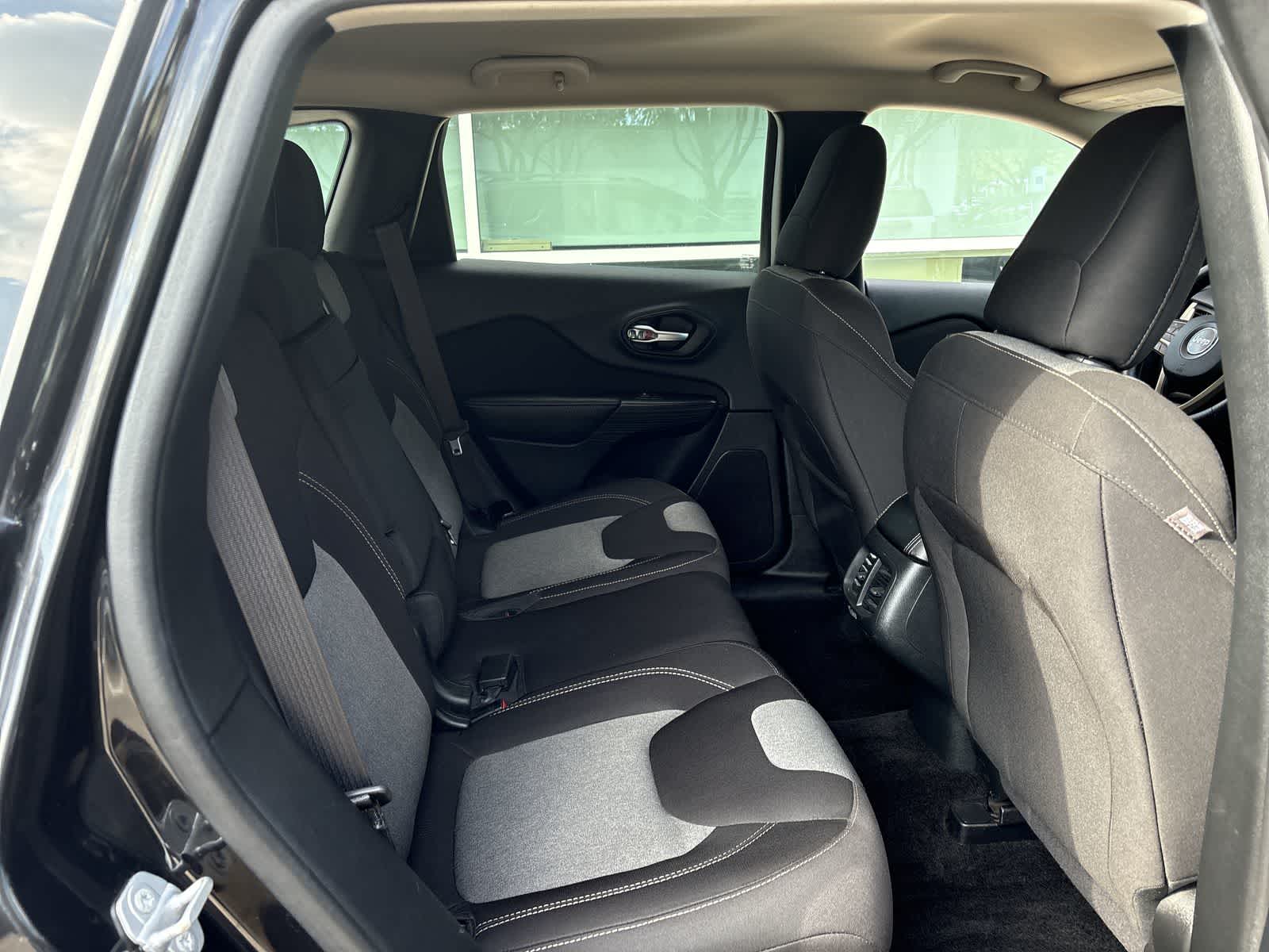 Thumbnail: 2016 Jeep Cherokee - 12