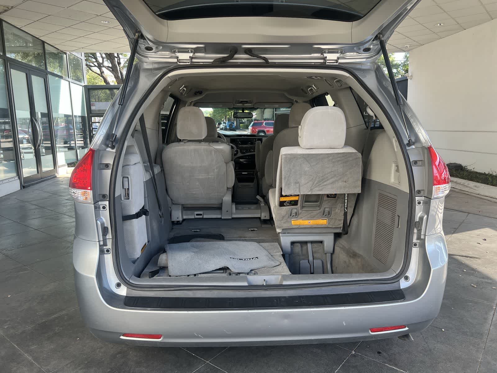 Thumbnail: 2011 Toyota Sienna - 18