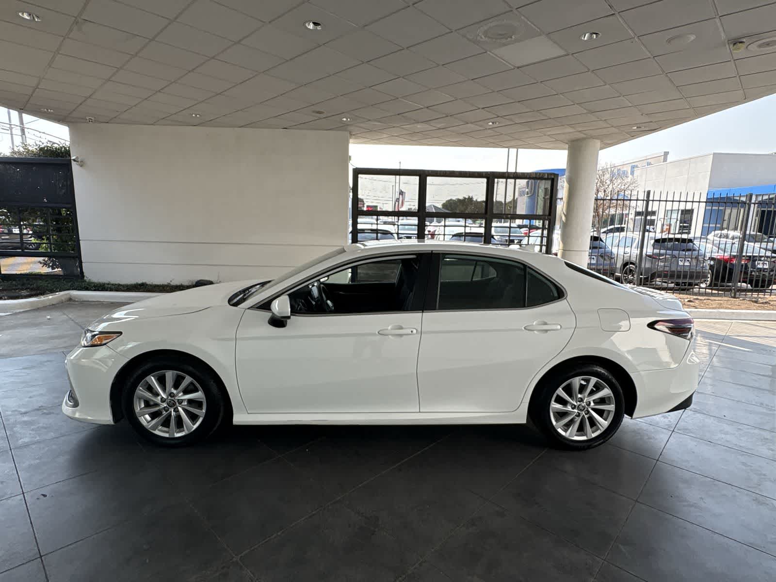 2023 Toyota Camry LE photo 3