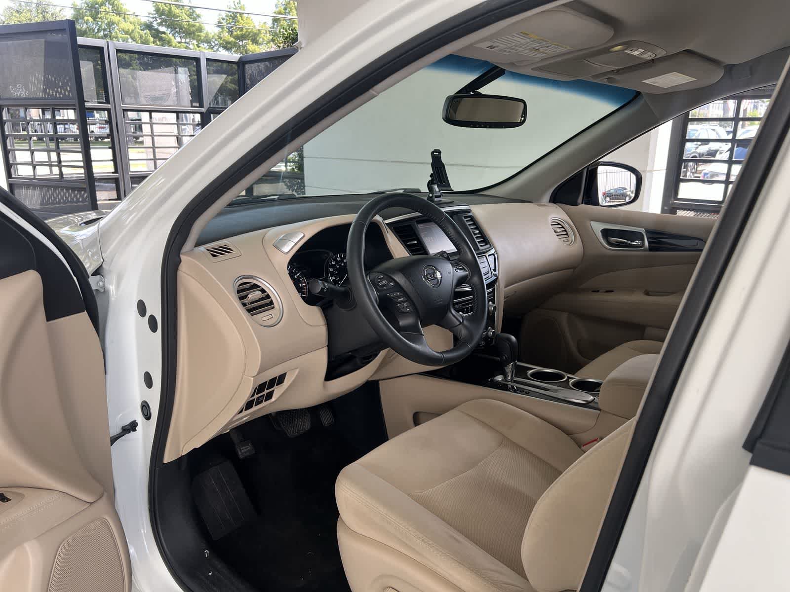 2016 Nissan Pathfinder SV photo 2