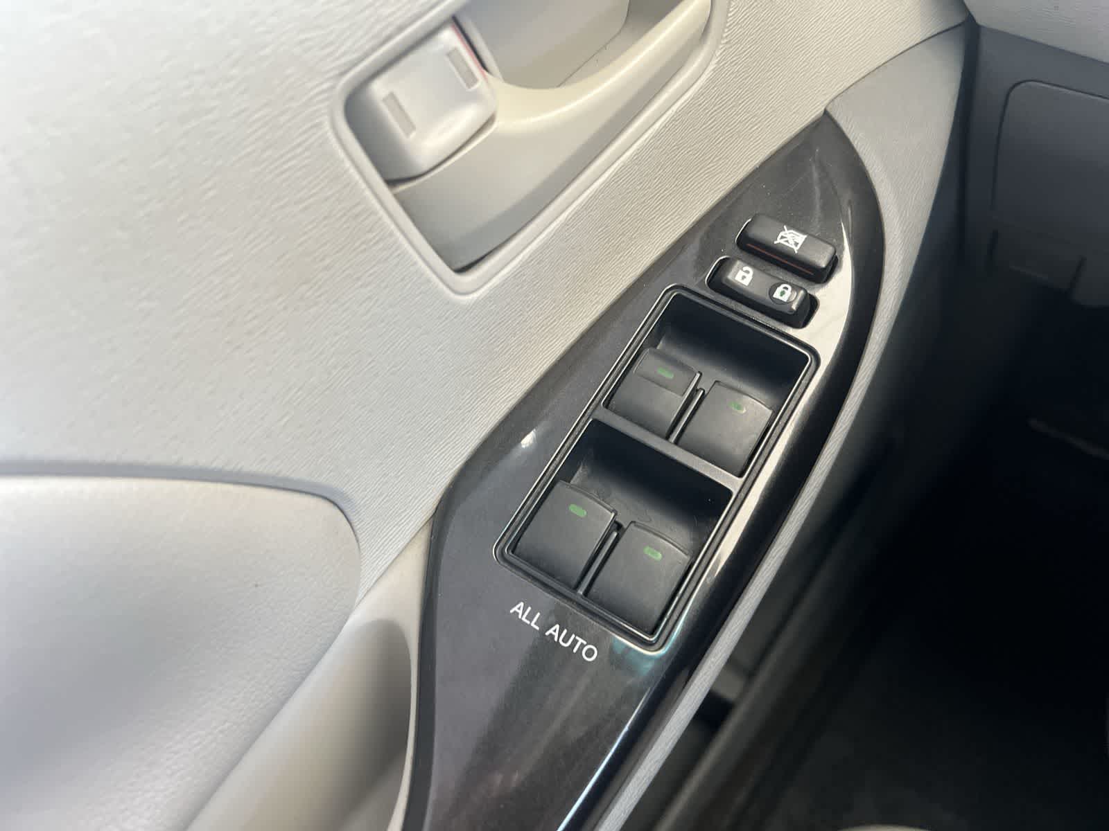 Thumbnail: 2011 Toyota Sienna - 25