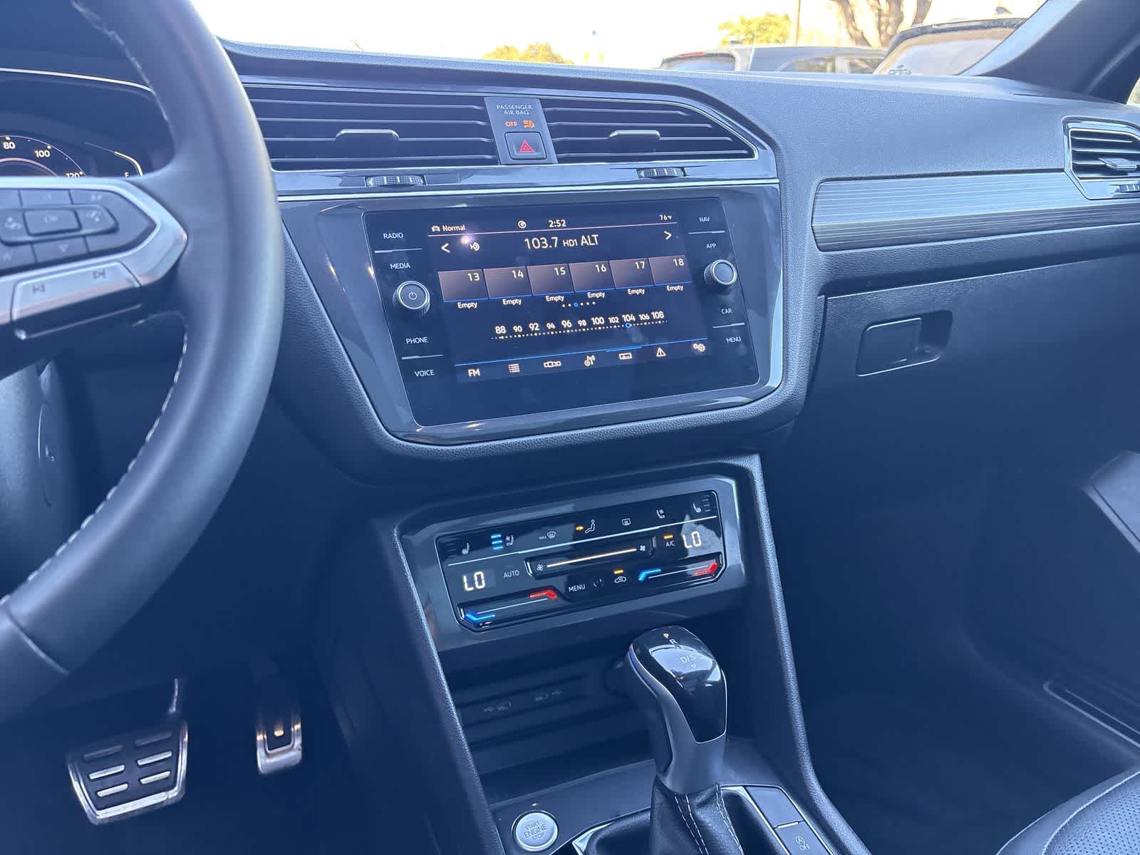 Thumbnail: 2023 Volkswagen Tiguan - 15