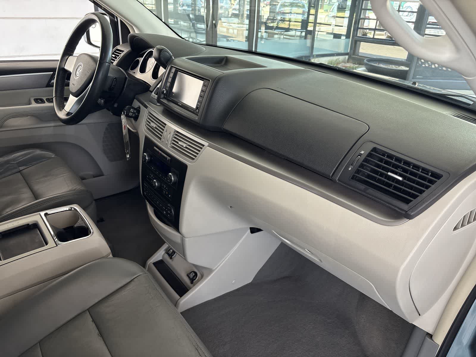 Thumbnail: 2009 Volkswagen Routan - 23