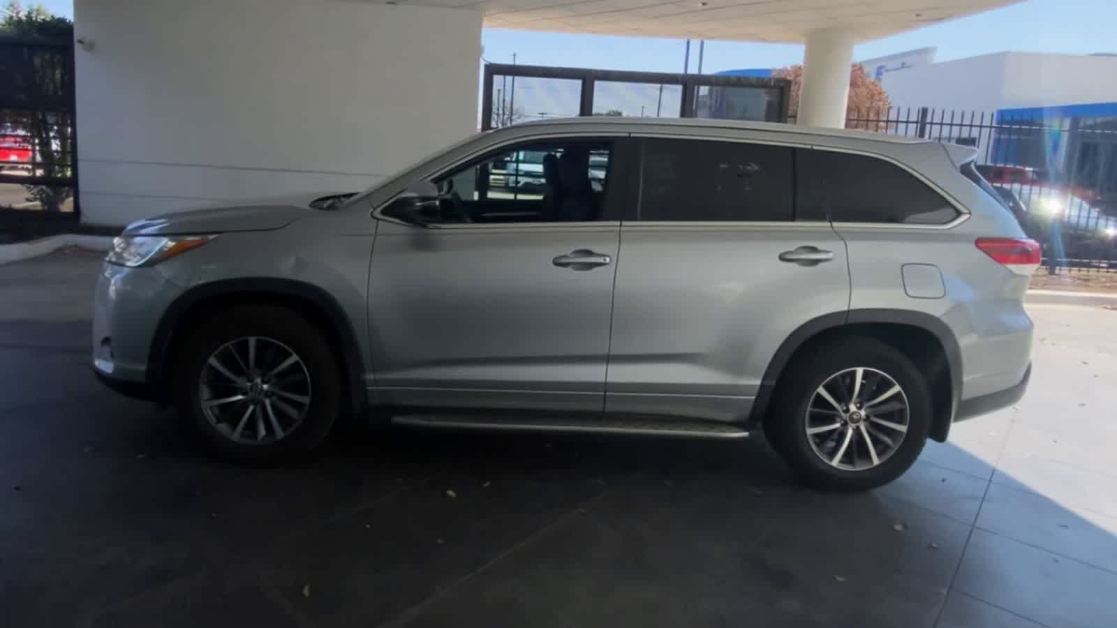 Thumbnail: 2017 Toyota Highlander - 5