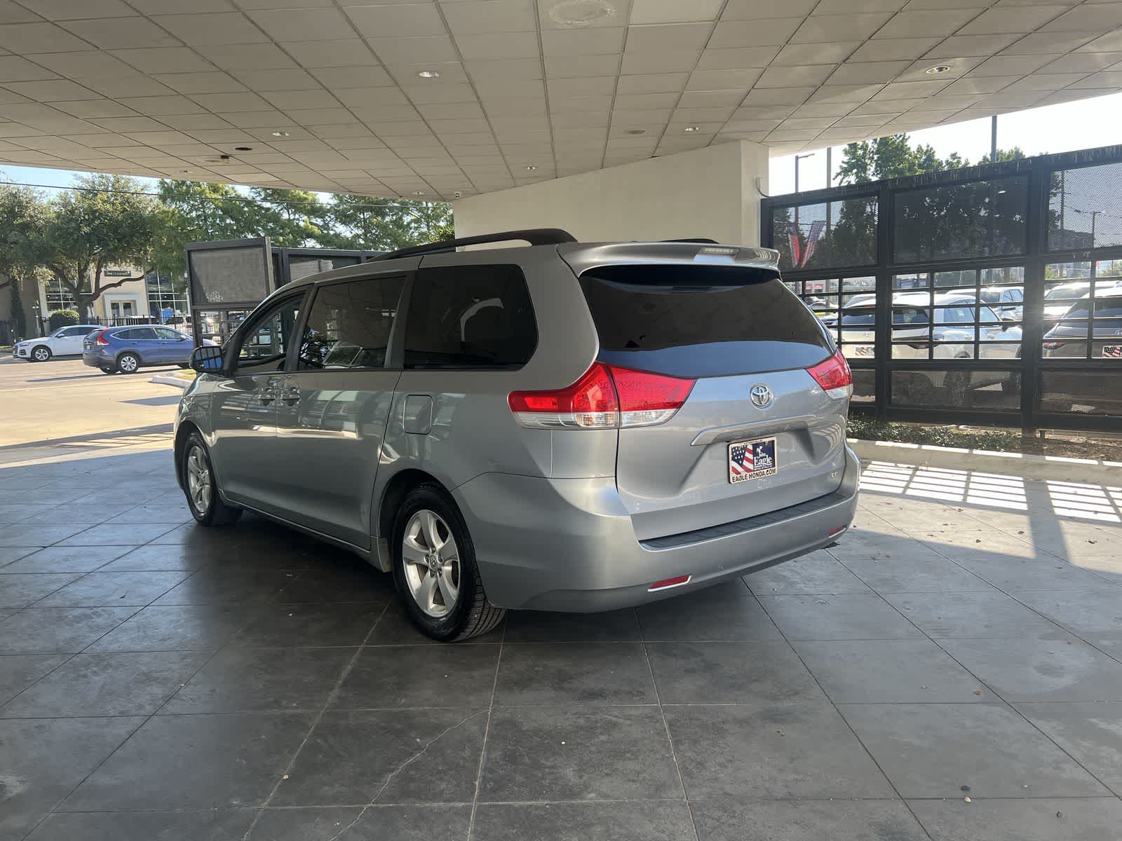 Thumbnail: 2011 Toyota Sienna - 4