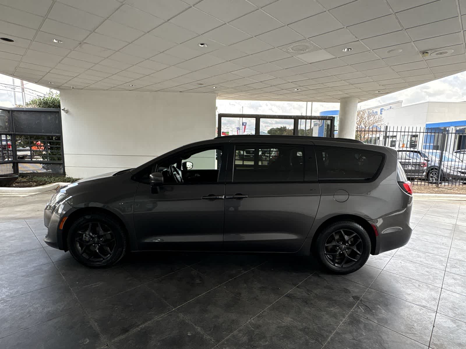 Thumbnail: 2020 Chrysler Pacifica - 3