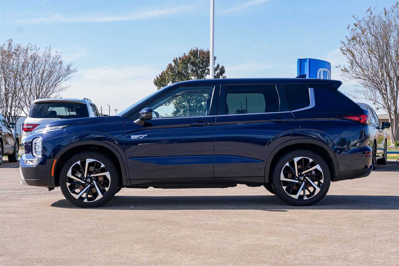 Thumbnail: 2024 Mitsubishi Outlander - 3