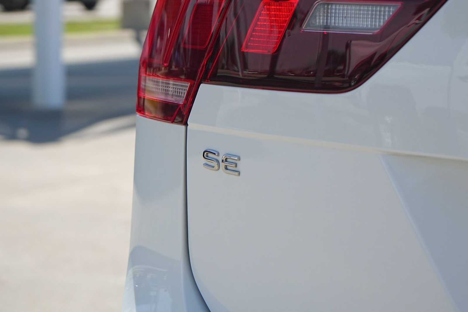 Thumbnail: 2022 Volkswagen Tiguan - 8