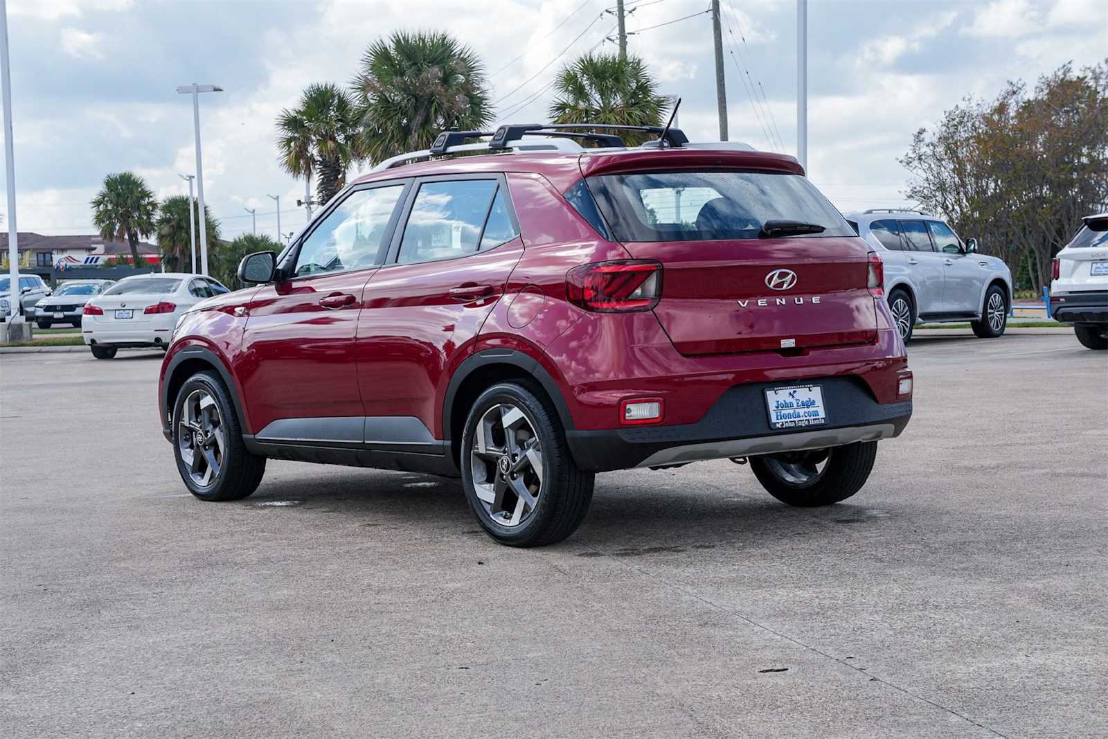 2024 Hyundai Venue SEL photo 3