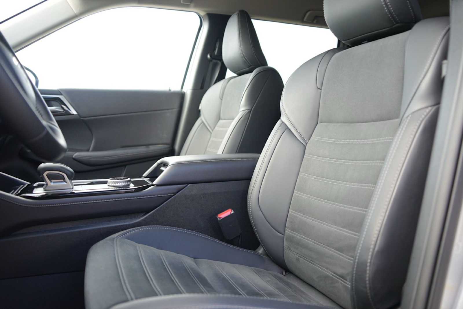 Thumbnail: 2025 Mitsubishi Outlander - 11