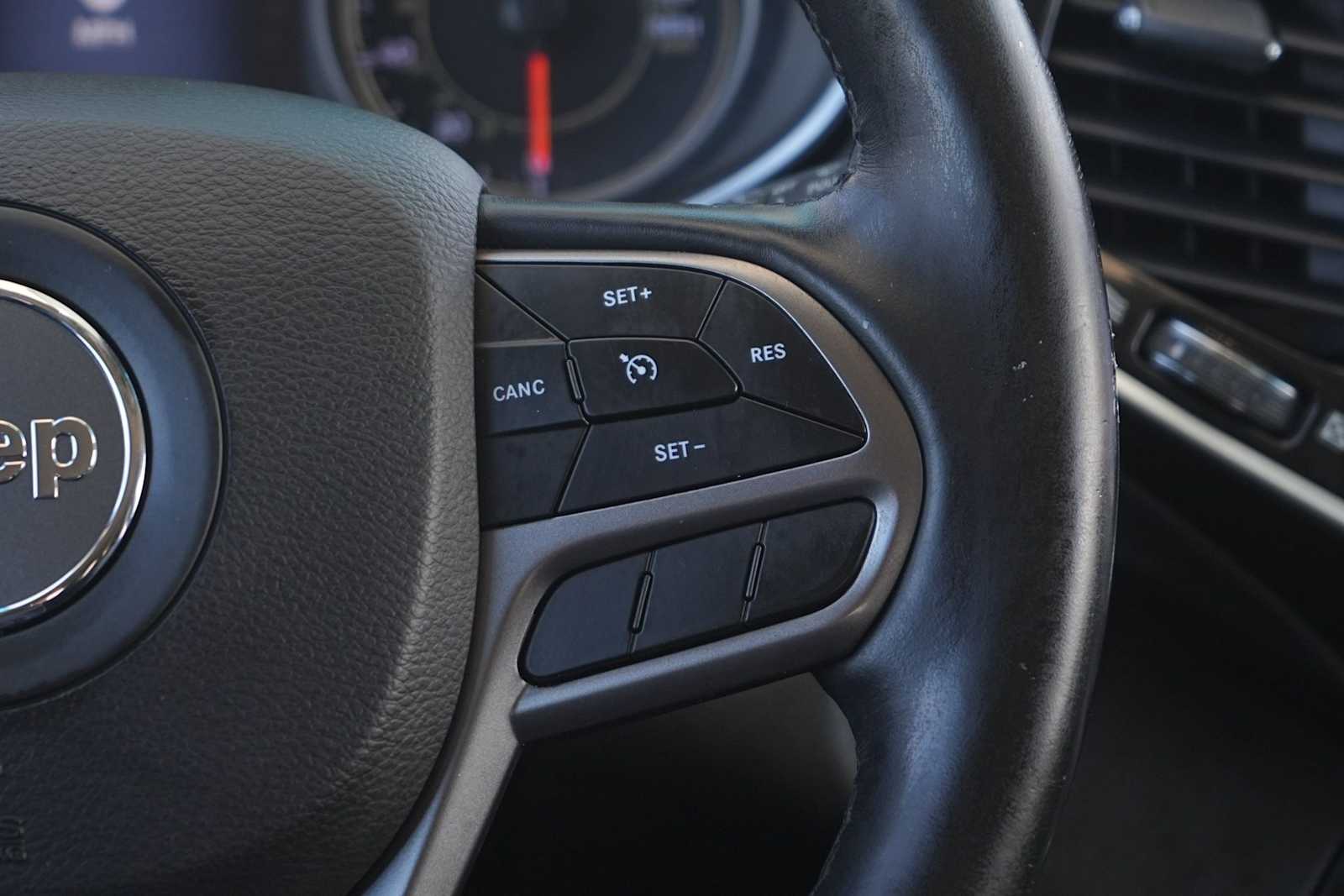 Thumbnail: 2019 Jeep Cherokee - 17