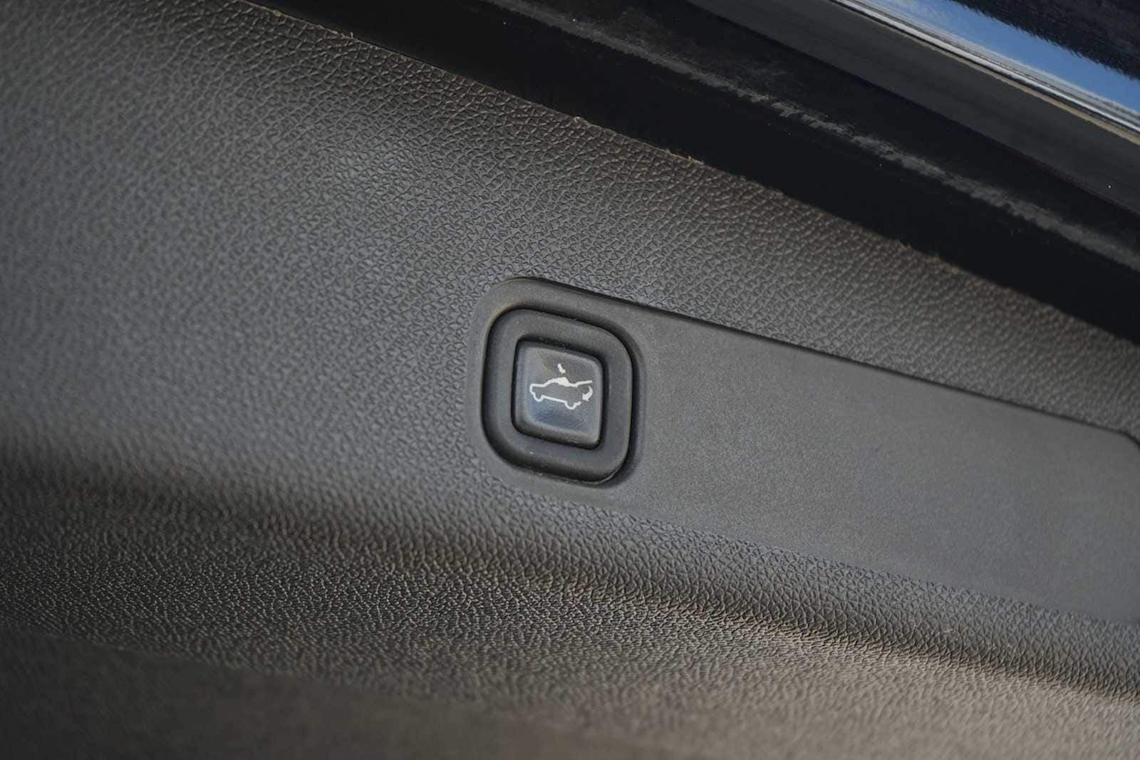 Thumbnail: 2011 Chevrolet Tahoe - 26