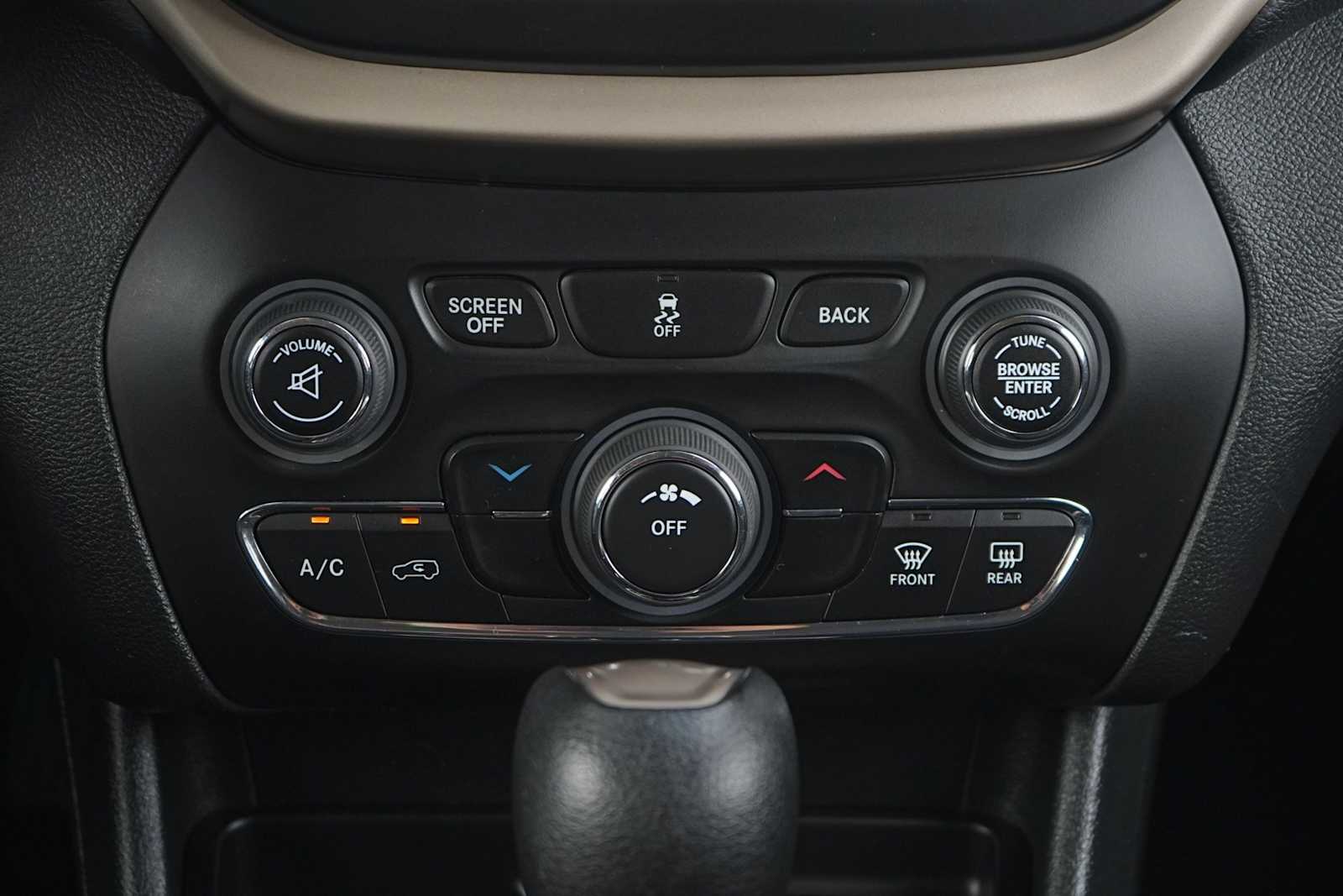 Thumbnail: 2016 Jeep Cherokee - 20