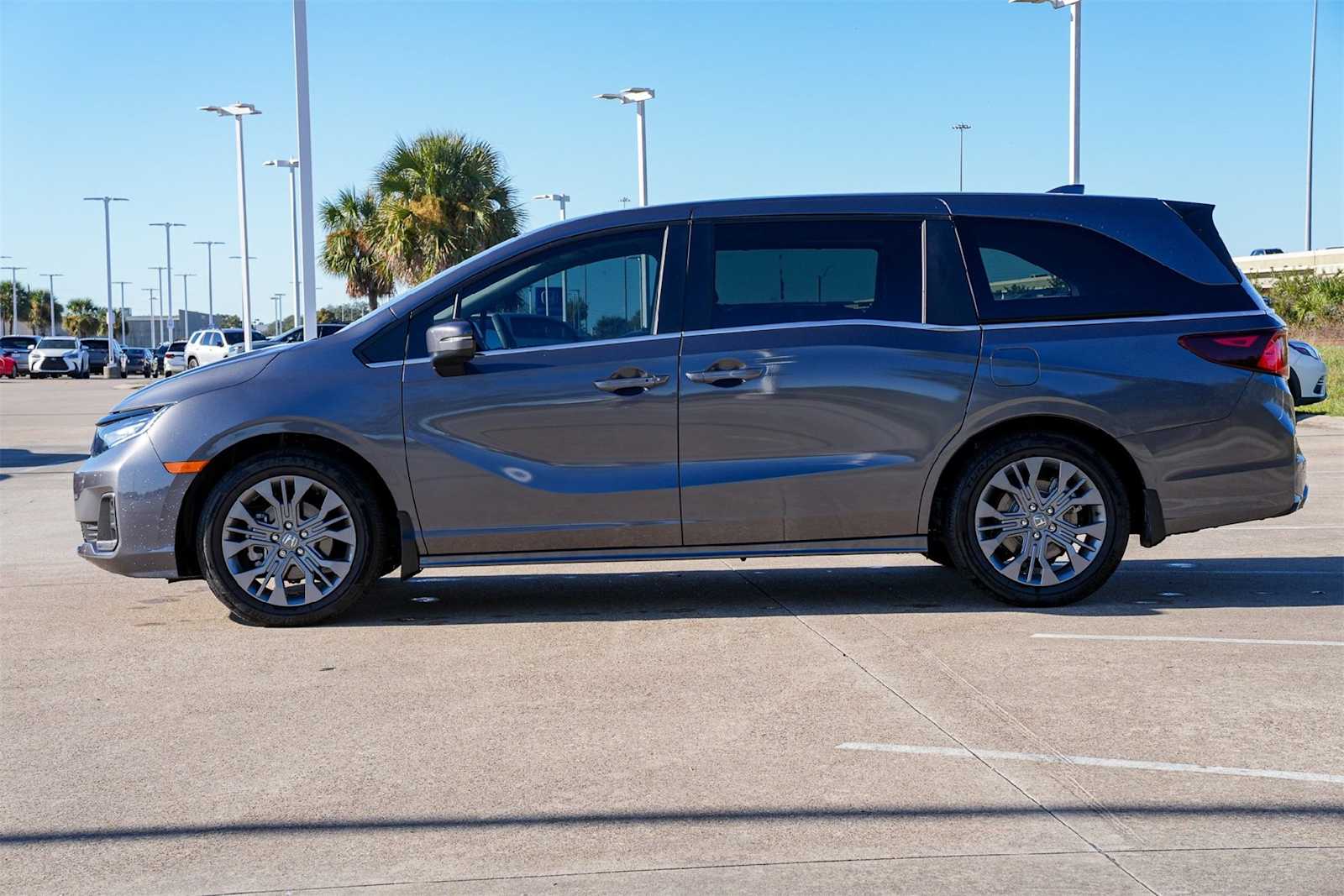 2026 Honda Odyssey Touring photo 2