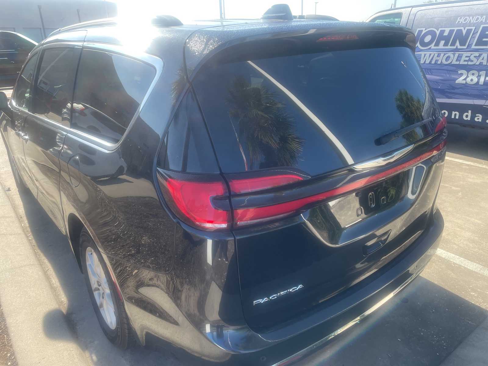 2022 Chrysler Pacifica Touring L photo 2