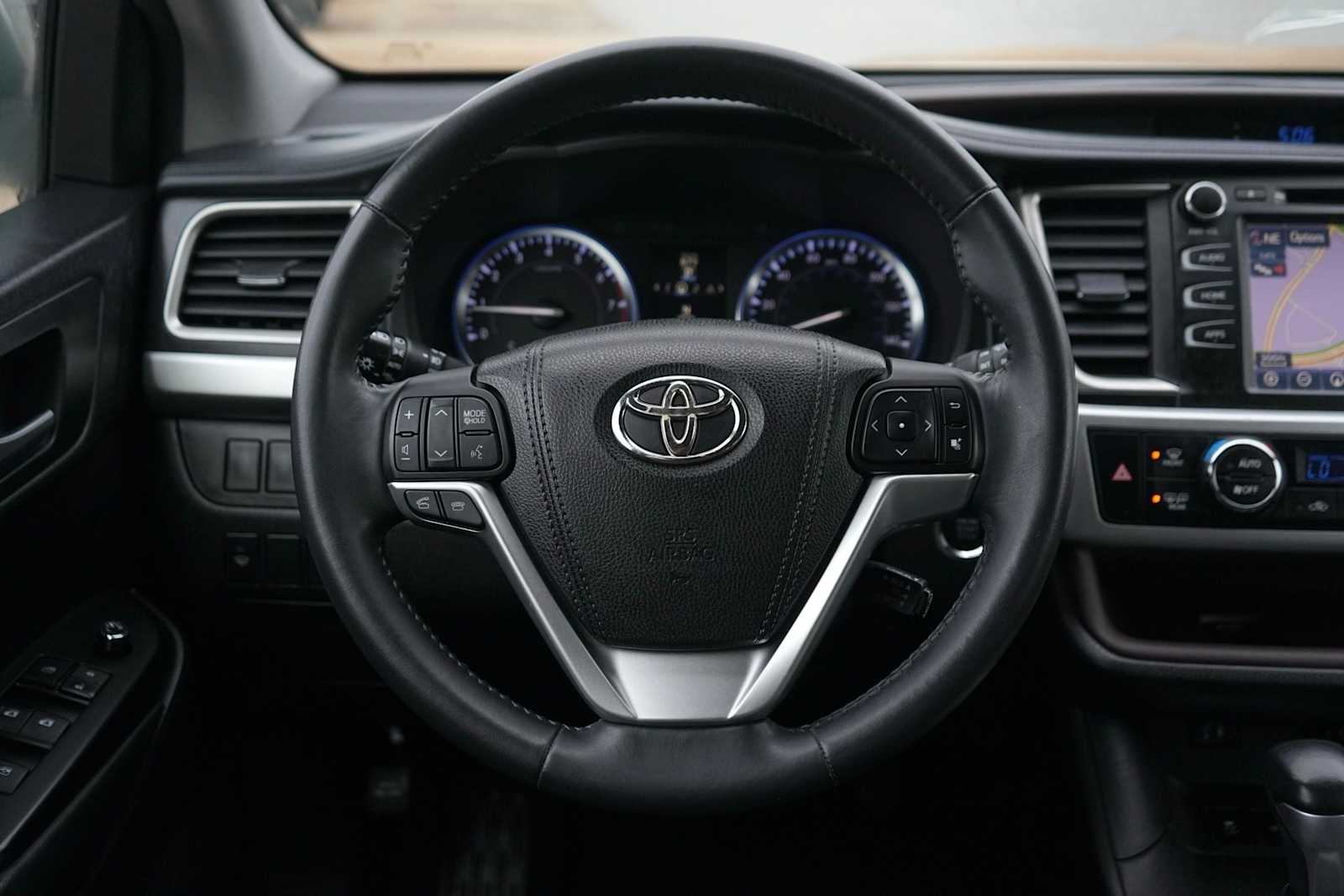 Thumbnail: 2015 Toyota Highlander - 16