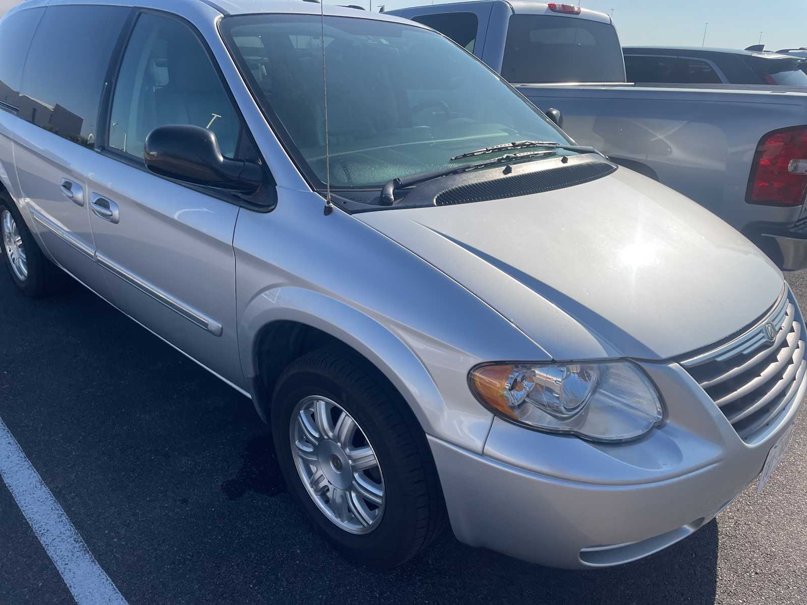 Thumbnail: 2005 Chrysler Town & Country - 4